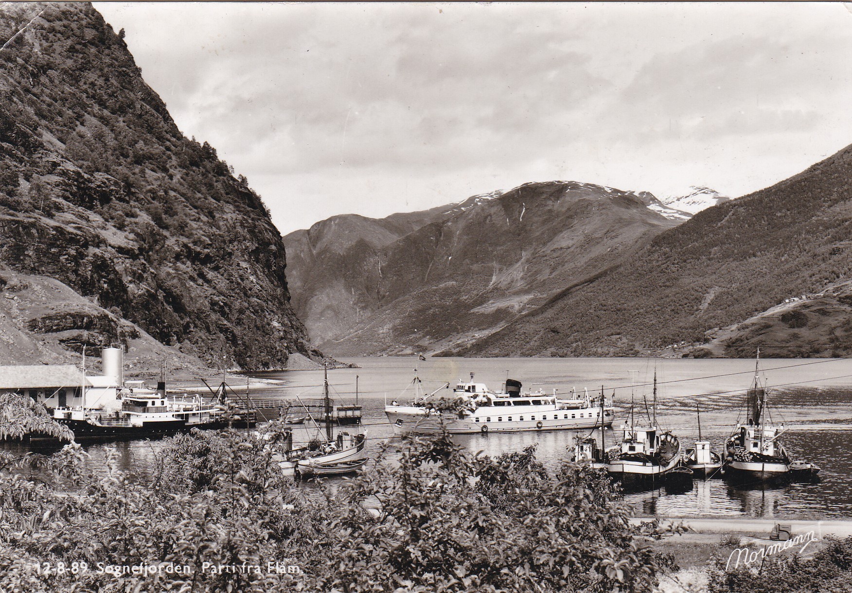 Sognefjorden. Parti fra Flåm. Båter ved kai (Normann 12-8-89)