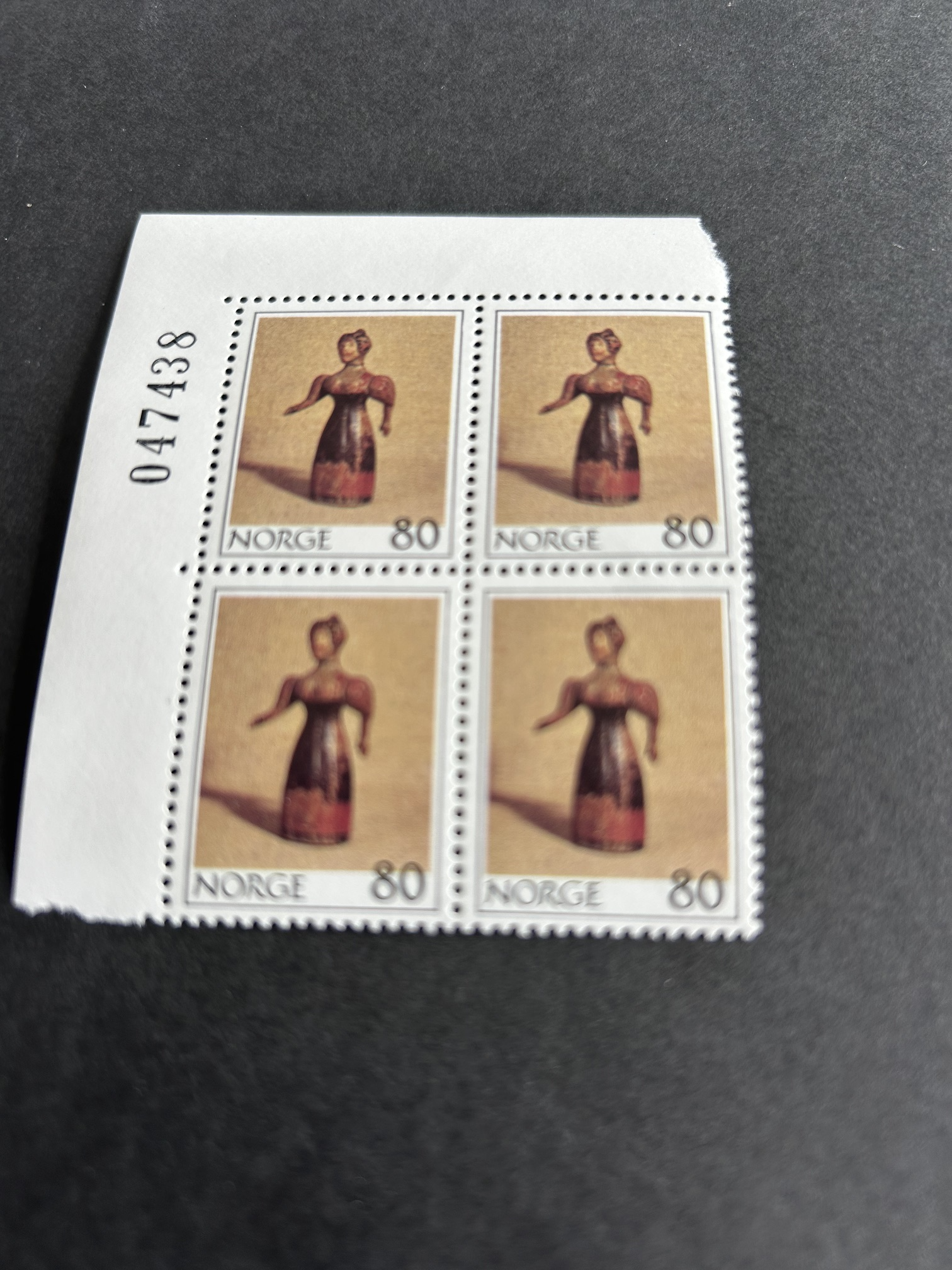 NK. 835 4 bl Leker kr 0,80