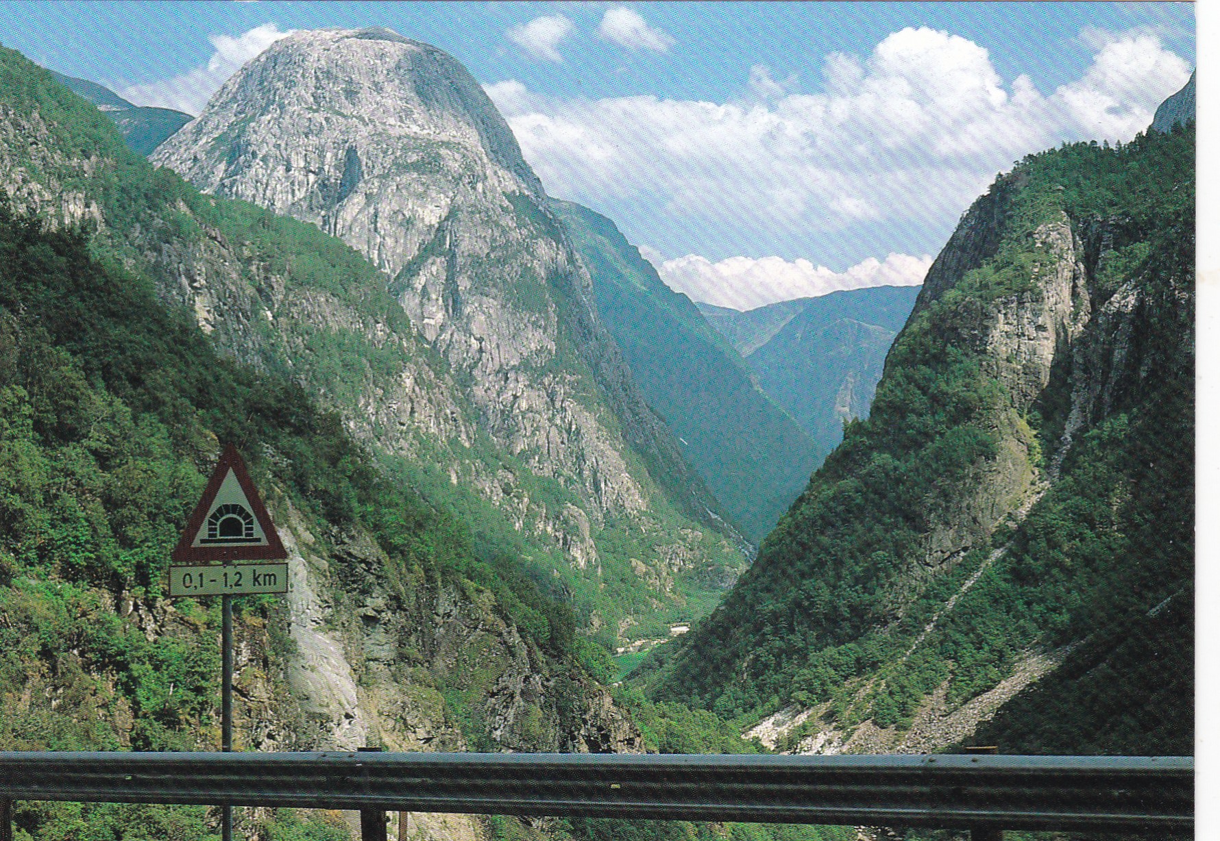 Utsikt fra Stalheim Hotel mot Nærøydalen ( Normann O-53-49)
