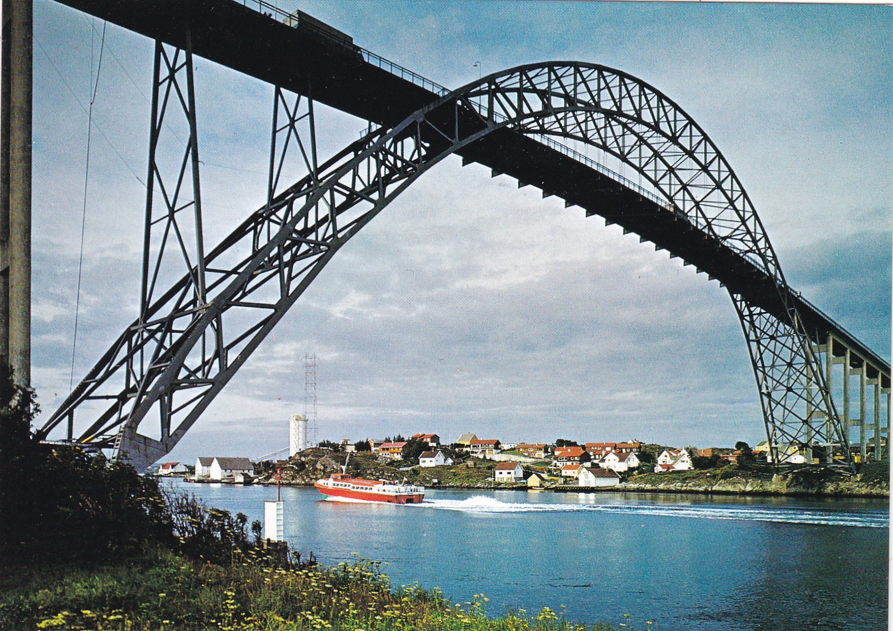 Haugesund. Karmøybroen. Hurtigbåt ( Normann L-B-31)