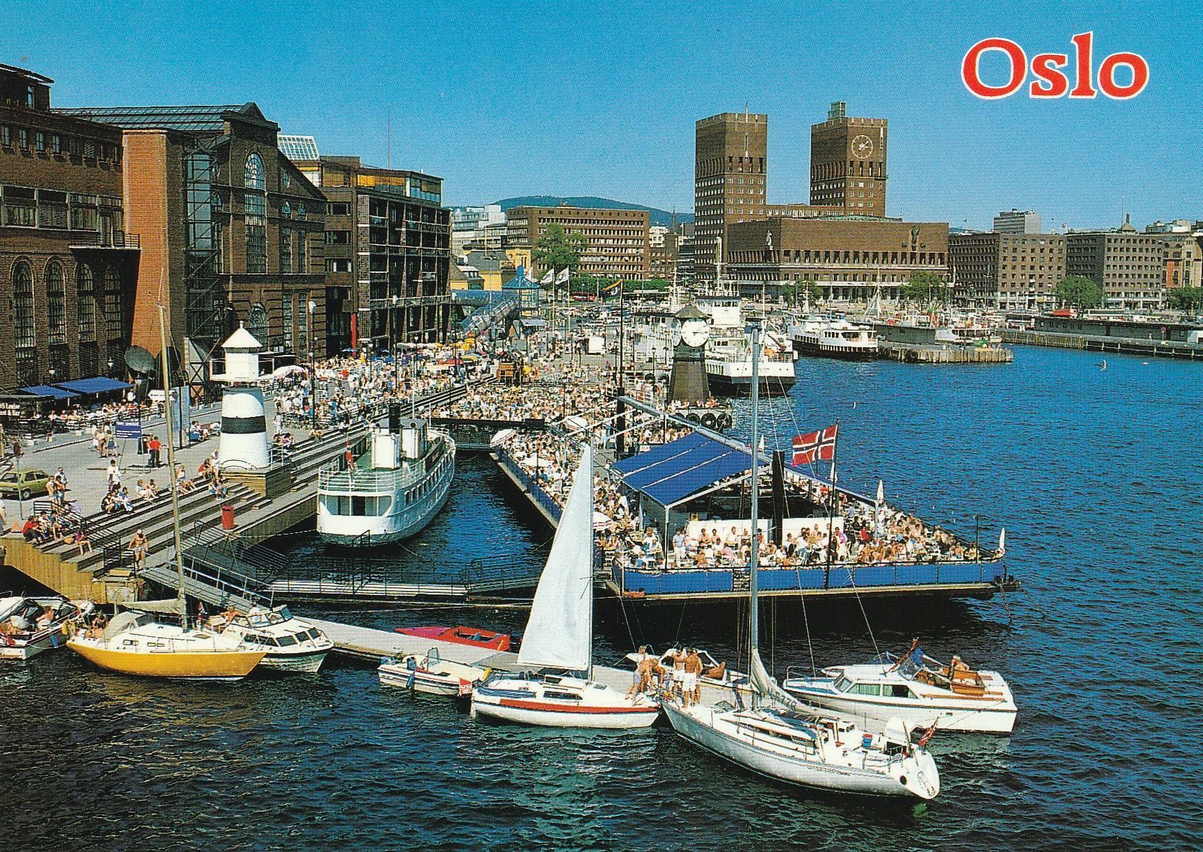 Oslo . Aker brygge med Rådhuset i bakgrunnen . Aune F-13358-9