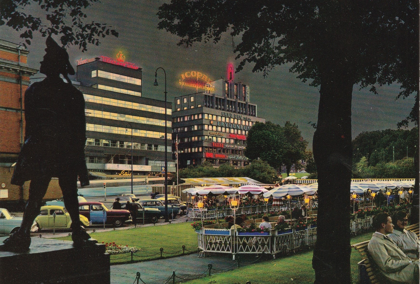 Oslo . Aften i Oslo med Pernille friluftsrestaurant . Grako 01/40
