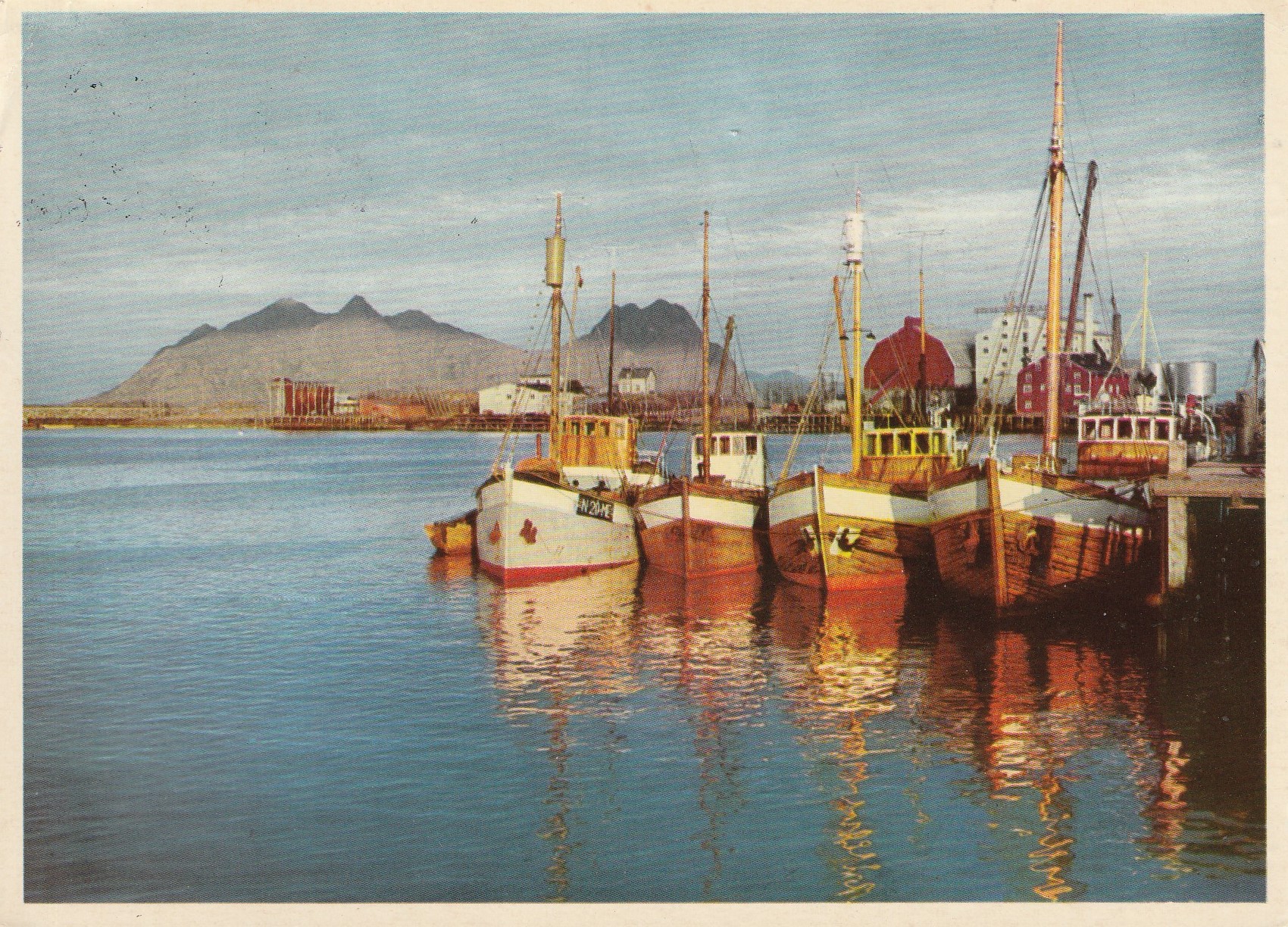 Eldre kort fra Svolvær . Fiskebåter i midnattsol. Aune F-44-7 Pstg