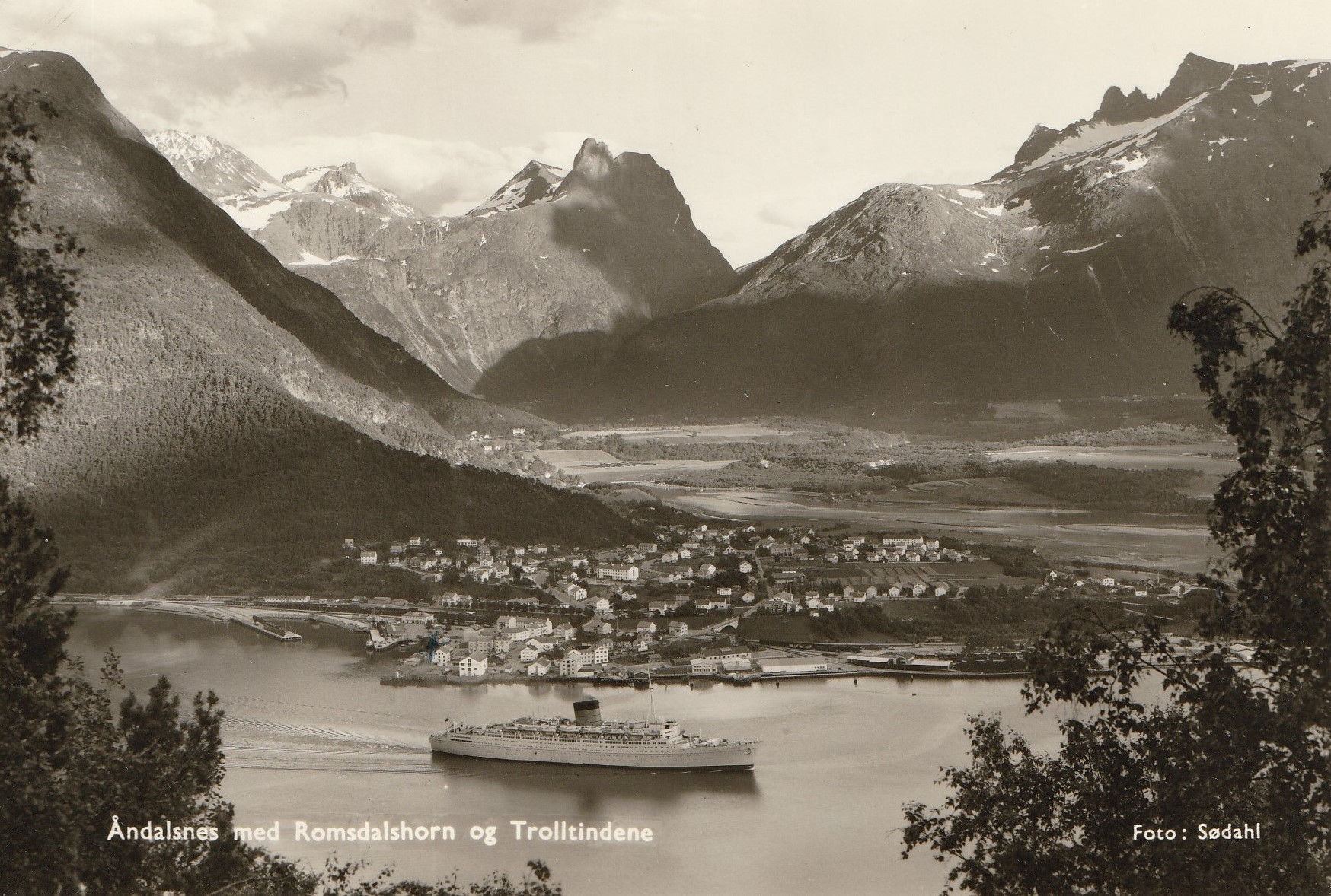 Eldre kort fra Åndalsnes med Romsdalshorn og Trolltindene . Sødahl  Unum  Pstg