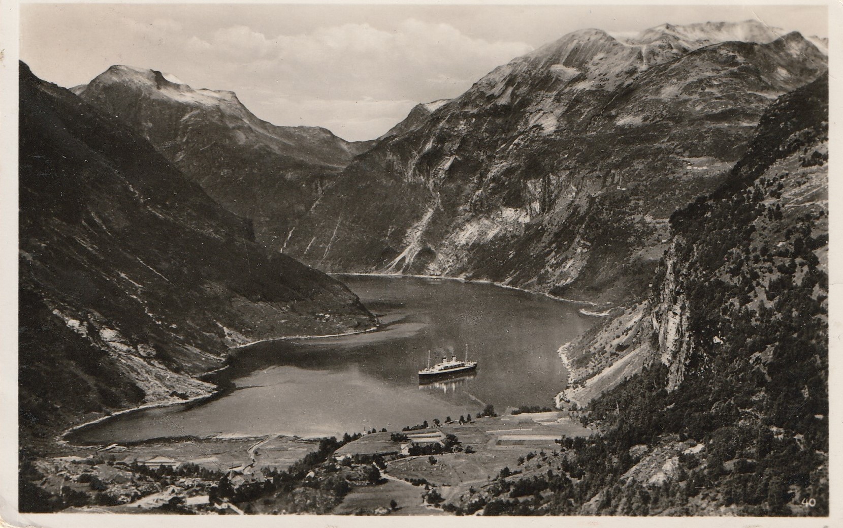 Eldre kort : Utsigt over Geirangerfjorden .  M&S 40  Pst Småf
