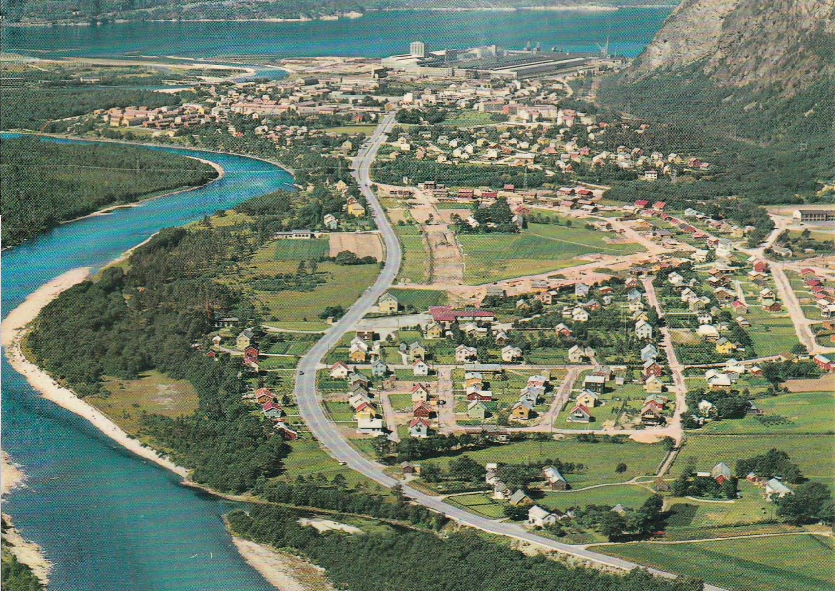 Utsikt over Sunndalsøra med elven Driva . Aune F-3850-8