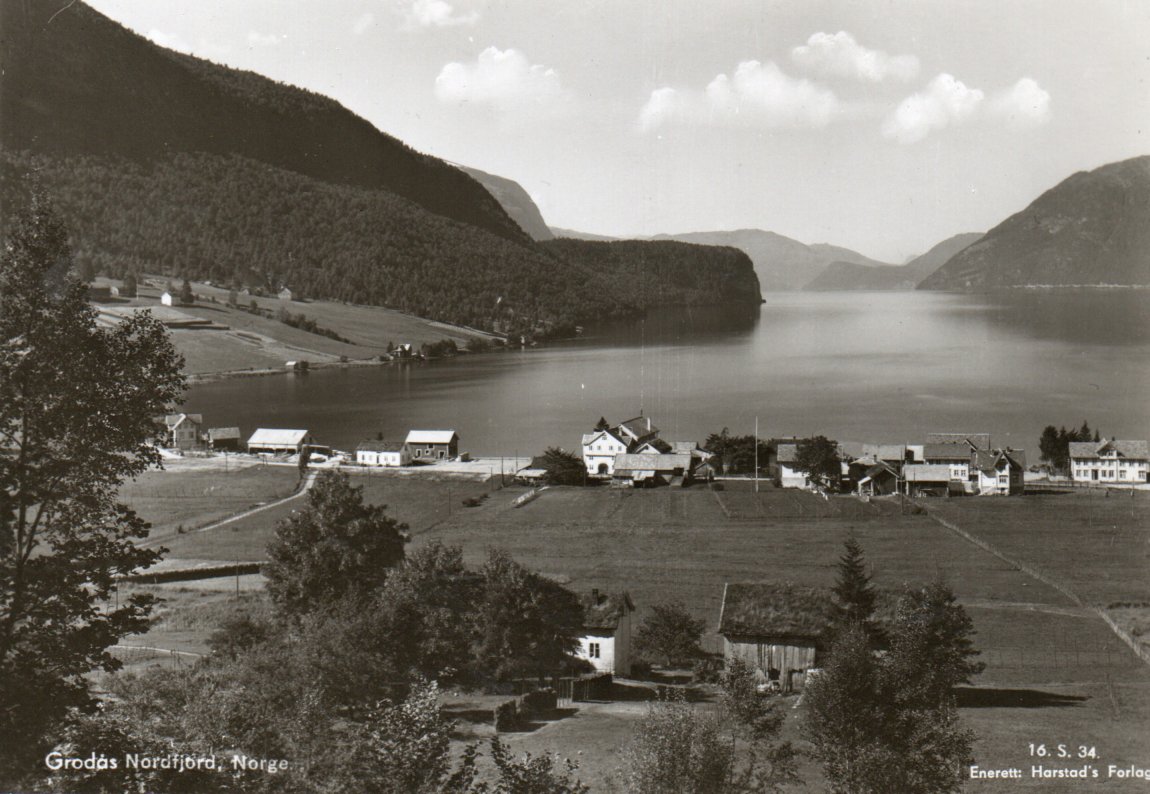 Grodås, Nordfjord. Fin kvalitet. Porto 25,-kr uansett antall kort.