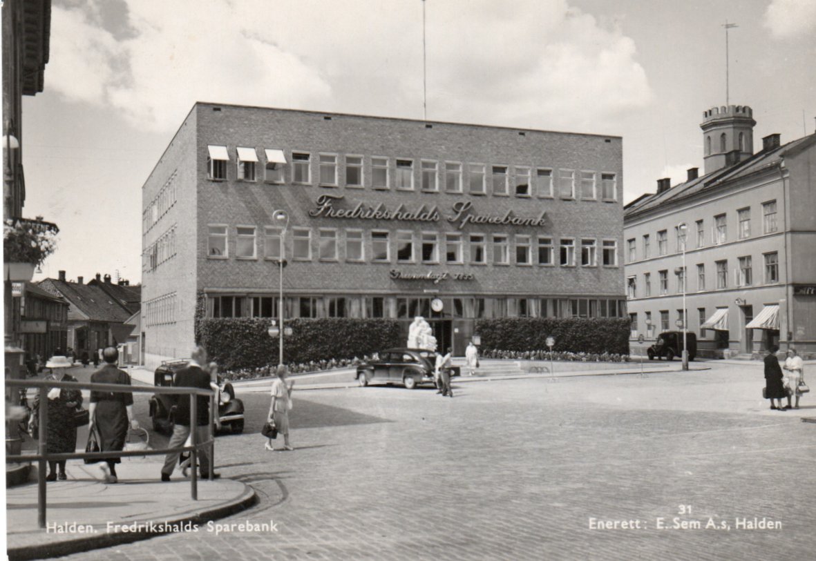 Halden med biler ved banken. Porto 25,-kr uansett antall kort.