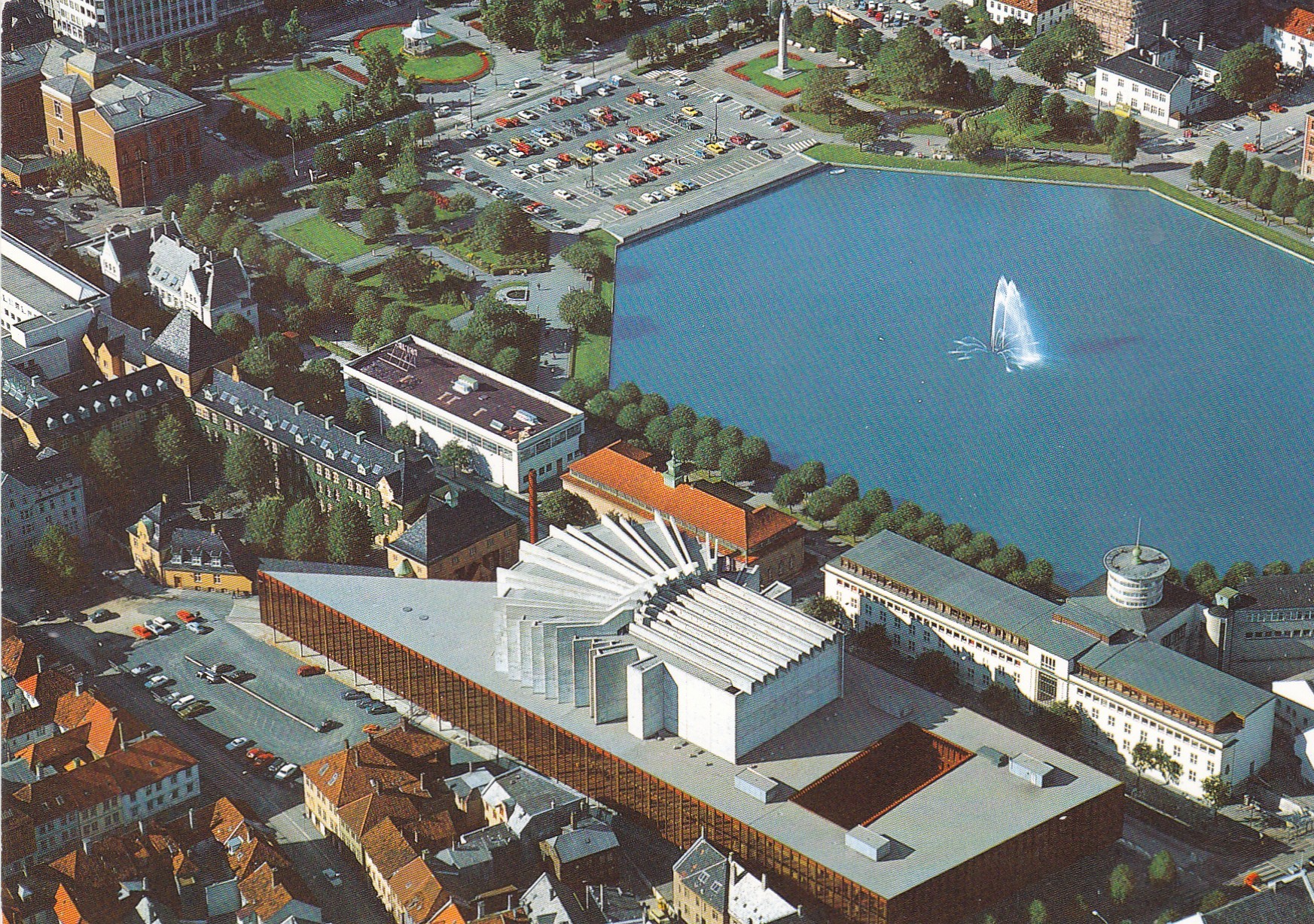 Bergen. Grieghallen og Lille Lungegårdsvann ( Aune F-9307-9)
