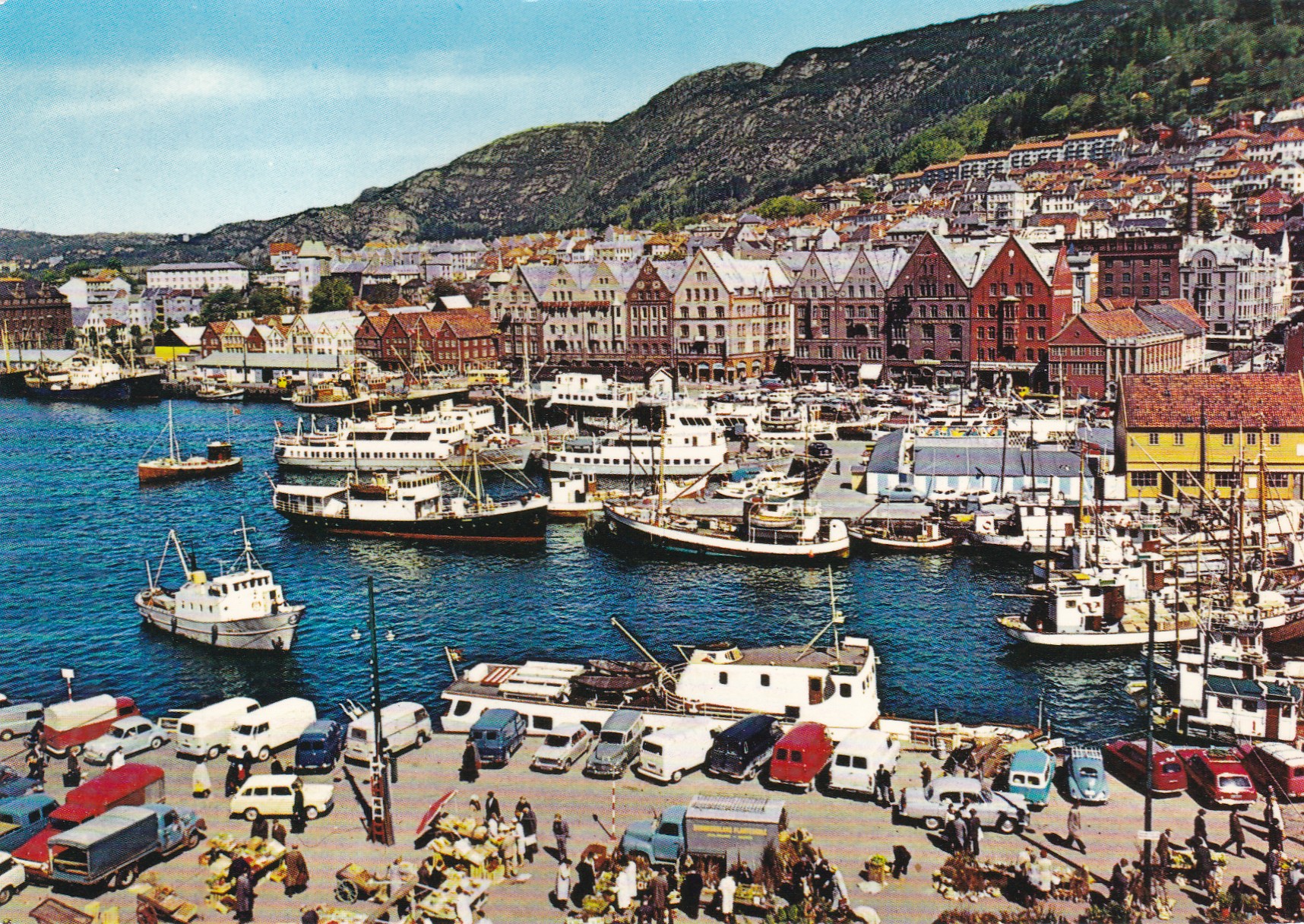 Bergen. Utsikt over Vågen mot Bryggen. Båter ( Aune F-4414-0)