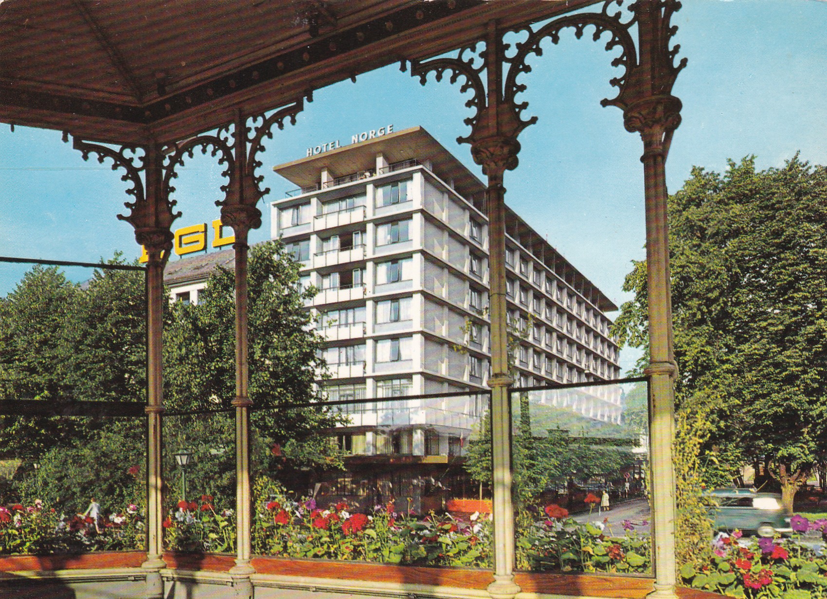 Bergen. Hotel Norge sett fra Musikkpaviliongen ( Aune F-3299-7)