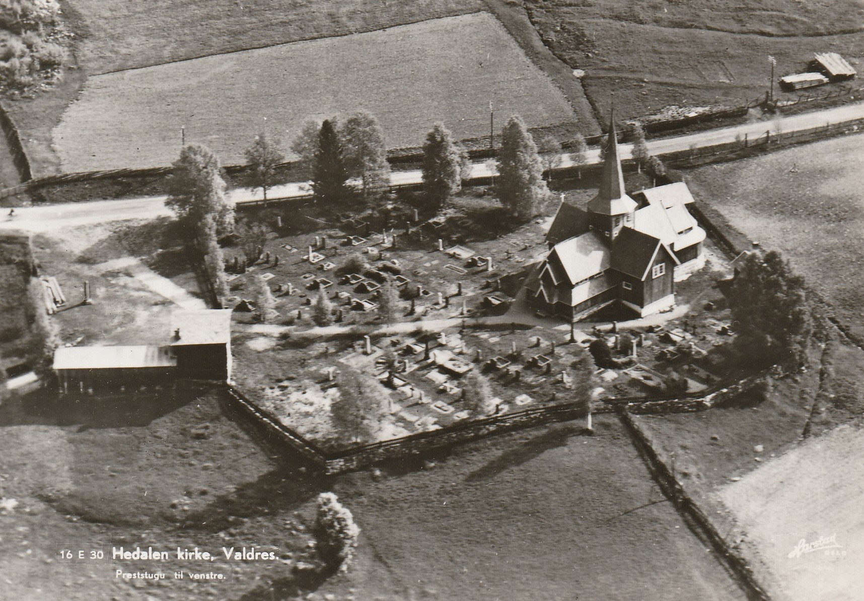 Hedalen kirke, Valdres . Preststugu til venstre .  Harstad 16 E 30
