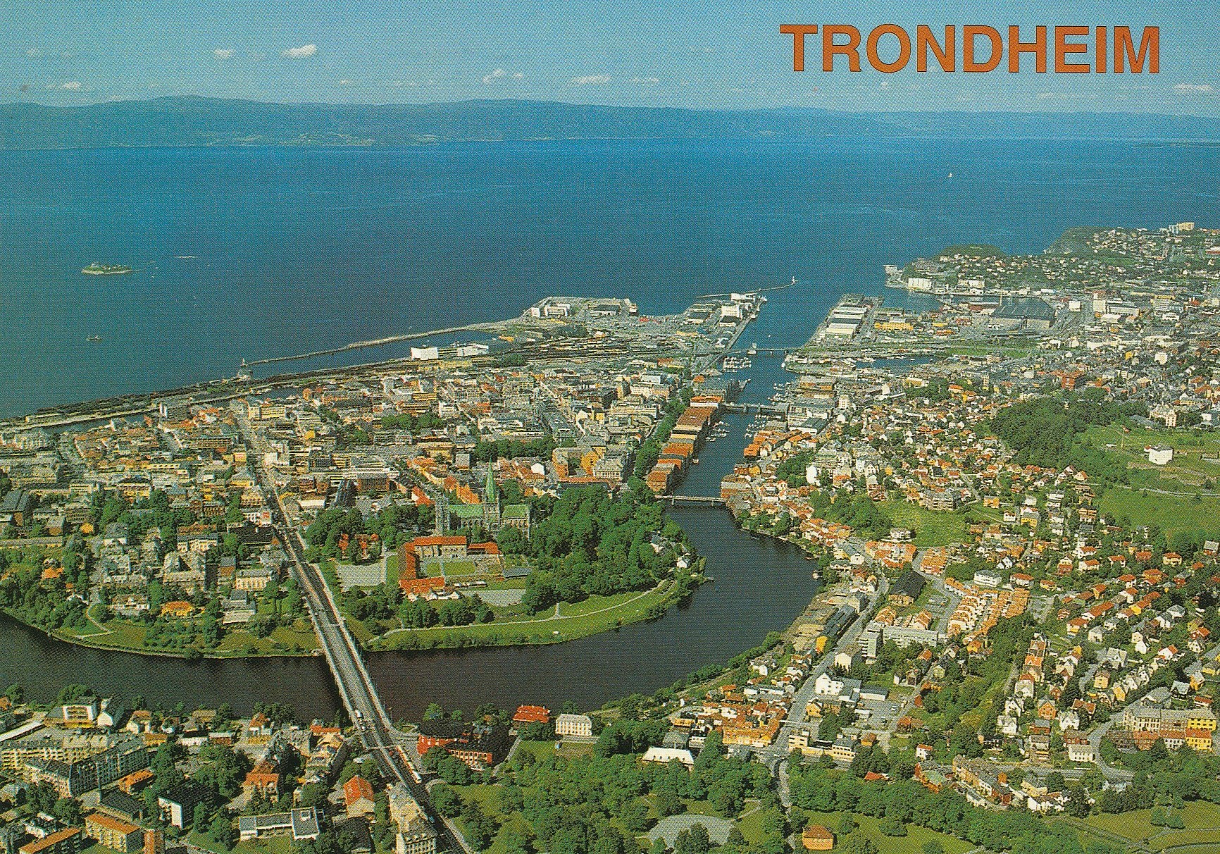 Trondheim.  Byen og Nidelva sett fra fly.   Aune F-15019-3