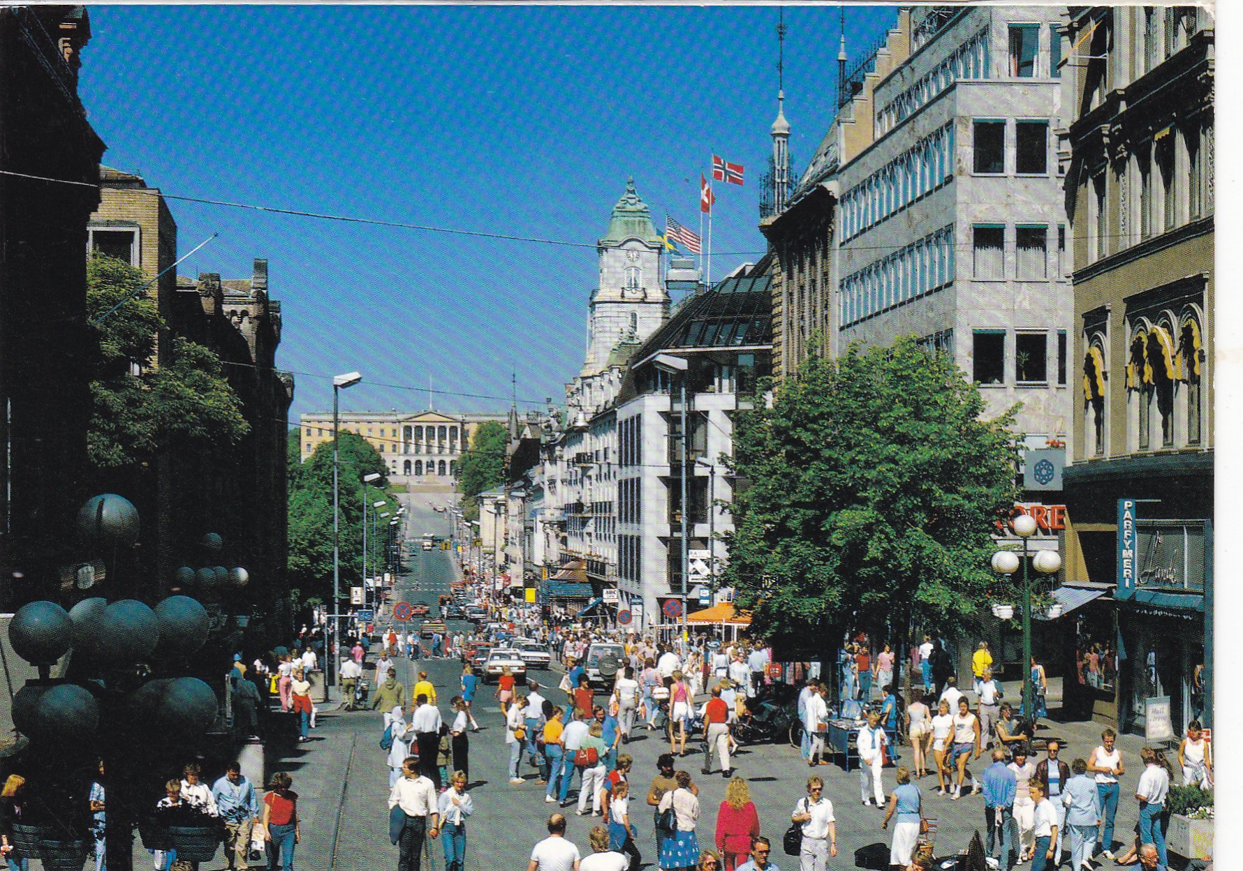 Oslo. Karl Johans gate med Slottet ( Aune F-12120-7)