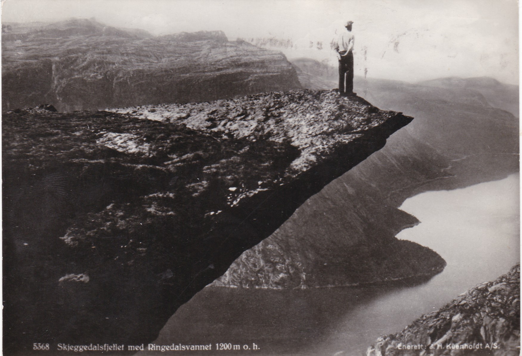 Skjeggedalsfjellet med Ringedalsvannet (Kuenholdt 5368)