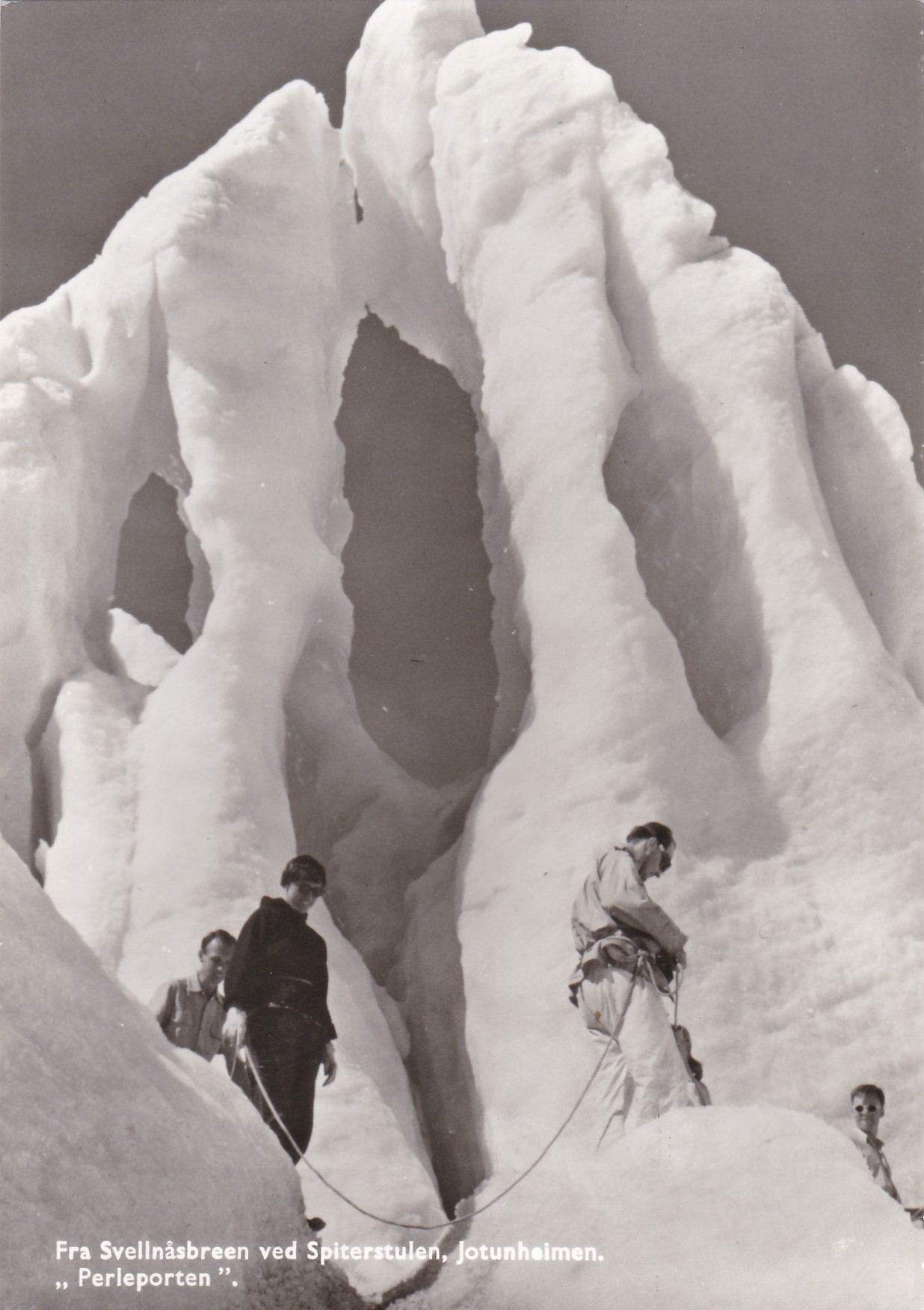 Fra Svellnåsbreen ved Spiterstulen. Fjellklatrere ( Normann)
