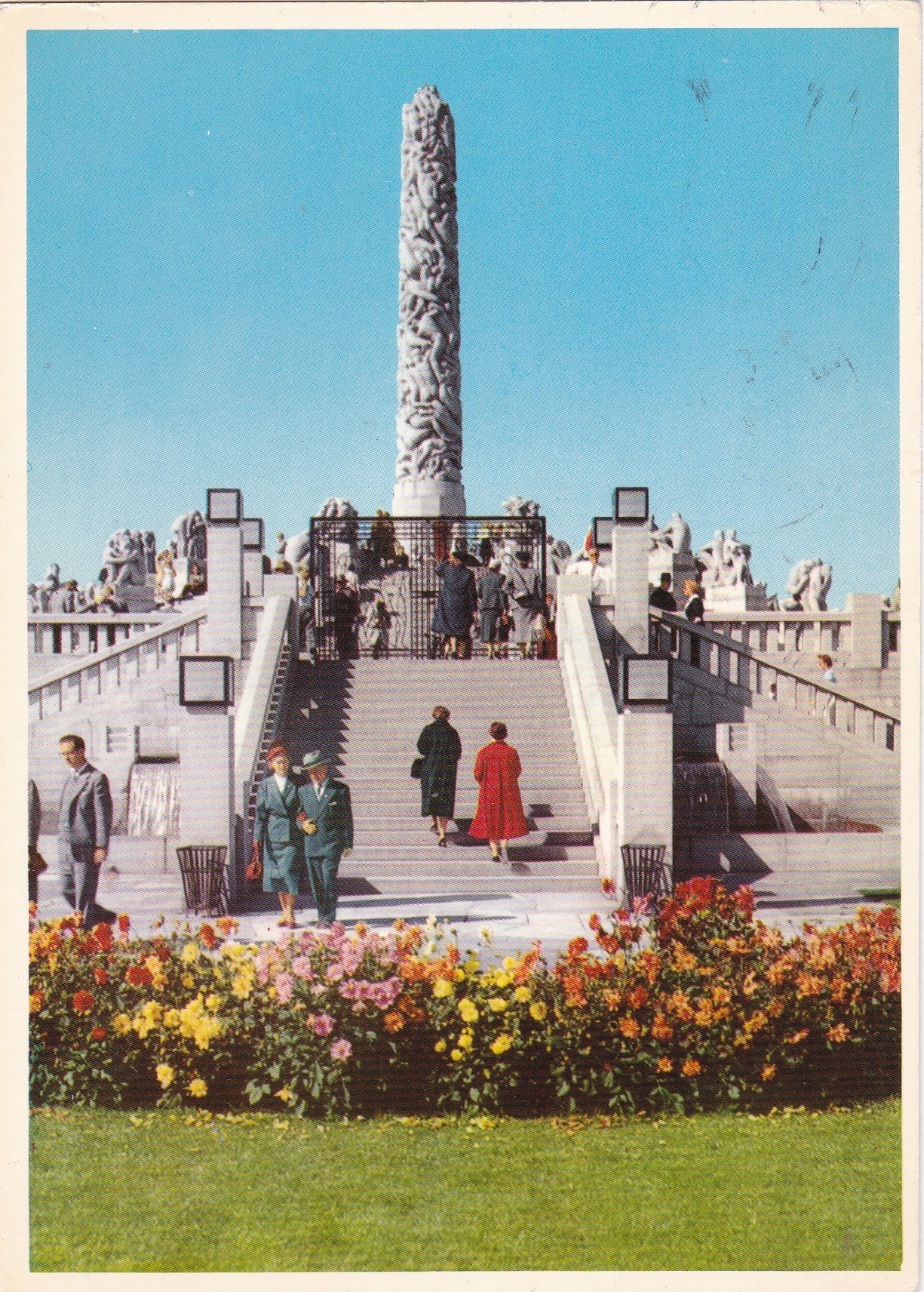 Oslo. Fra Vigelandsanlegget med Monolitten ( Aune F-10-7)
