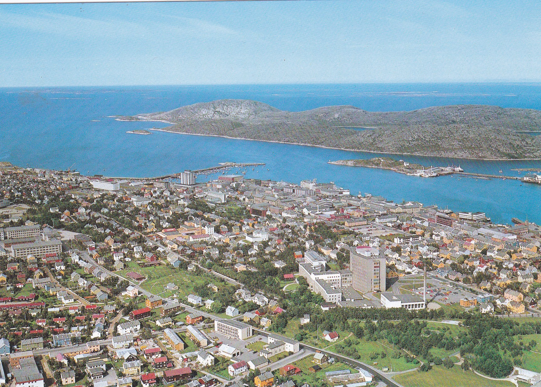 Bodø. parti fra byen med Nordland Sentralsykehus sett fra luften