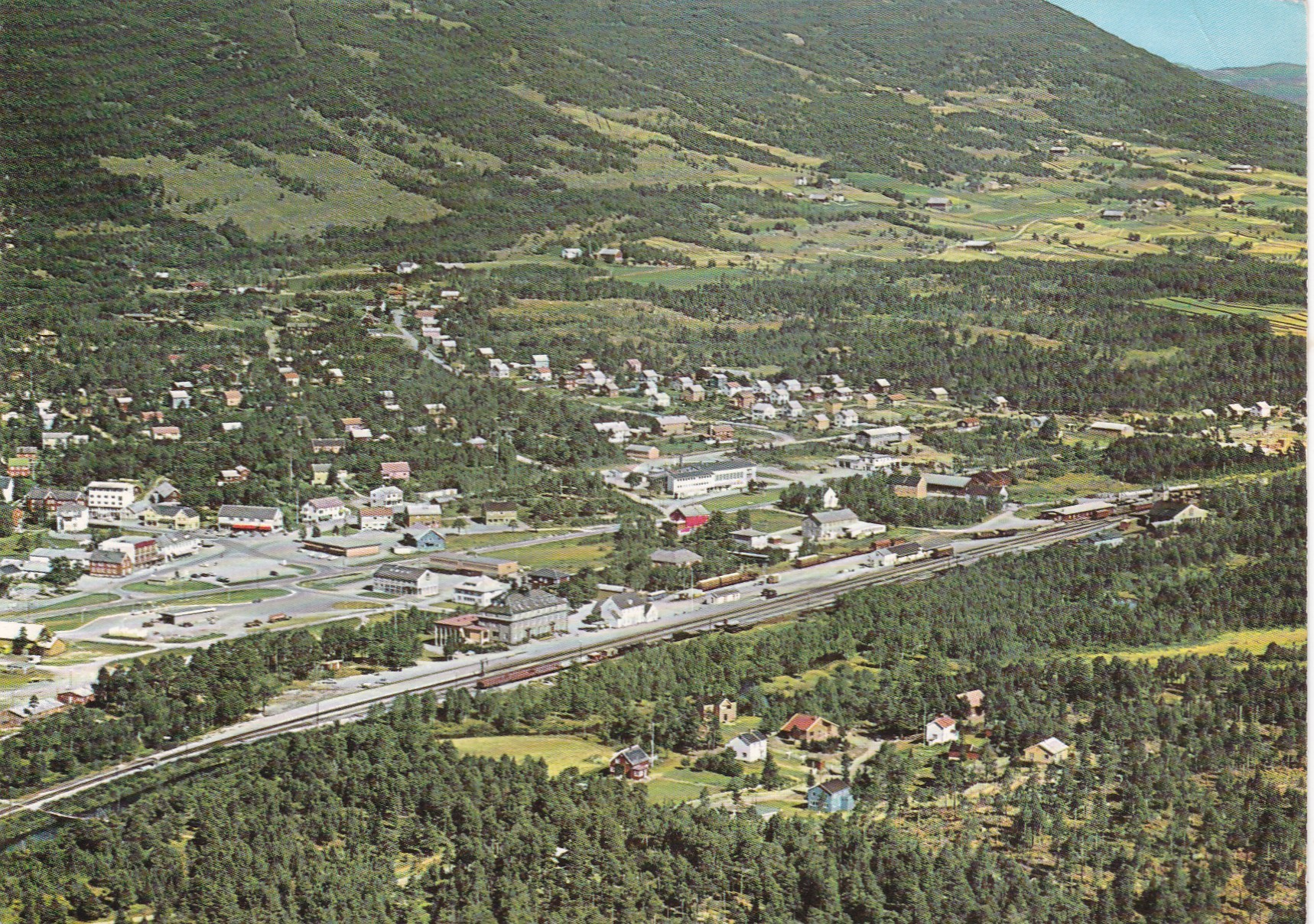 Oppdal sentrum med jernbanestasjonen ( Aune F2944-6)