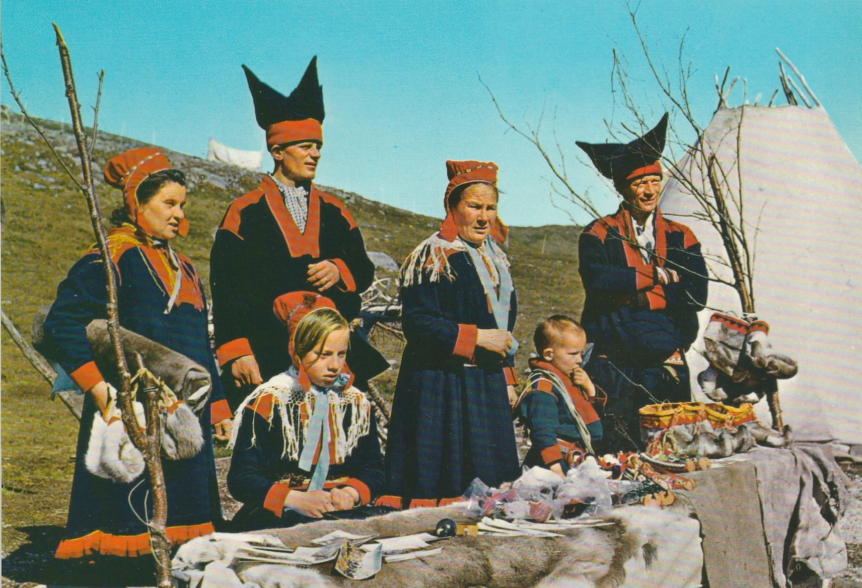 Karasjok-samer selger souvenir  . Aune F-4666-0