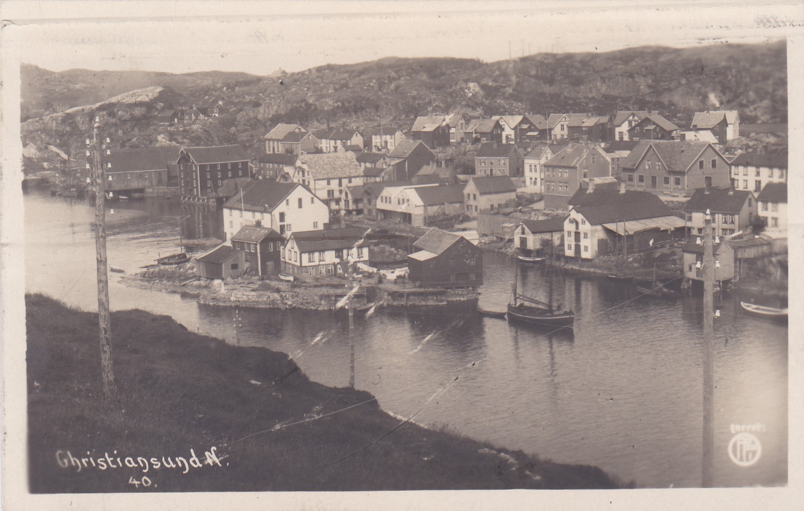 Vågen i Kristiansund N med Kranaskjæret og byen og fiskeskøyte datert 1921-Meget pent