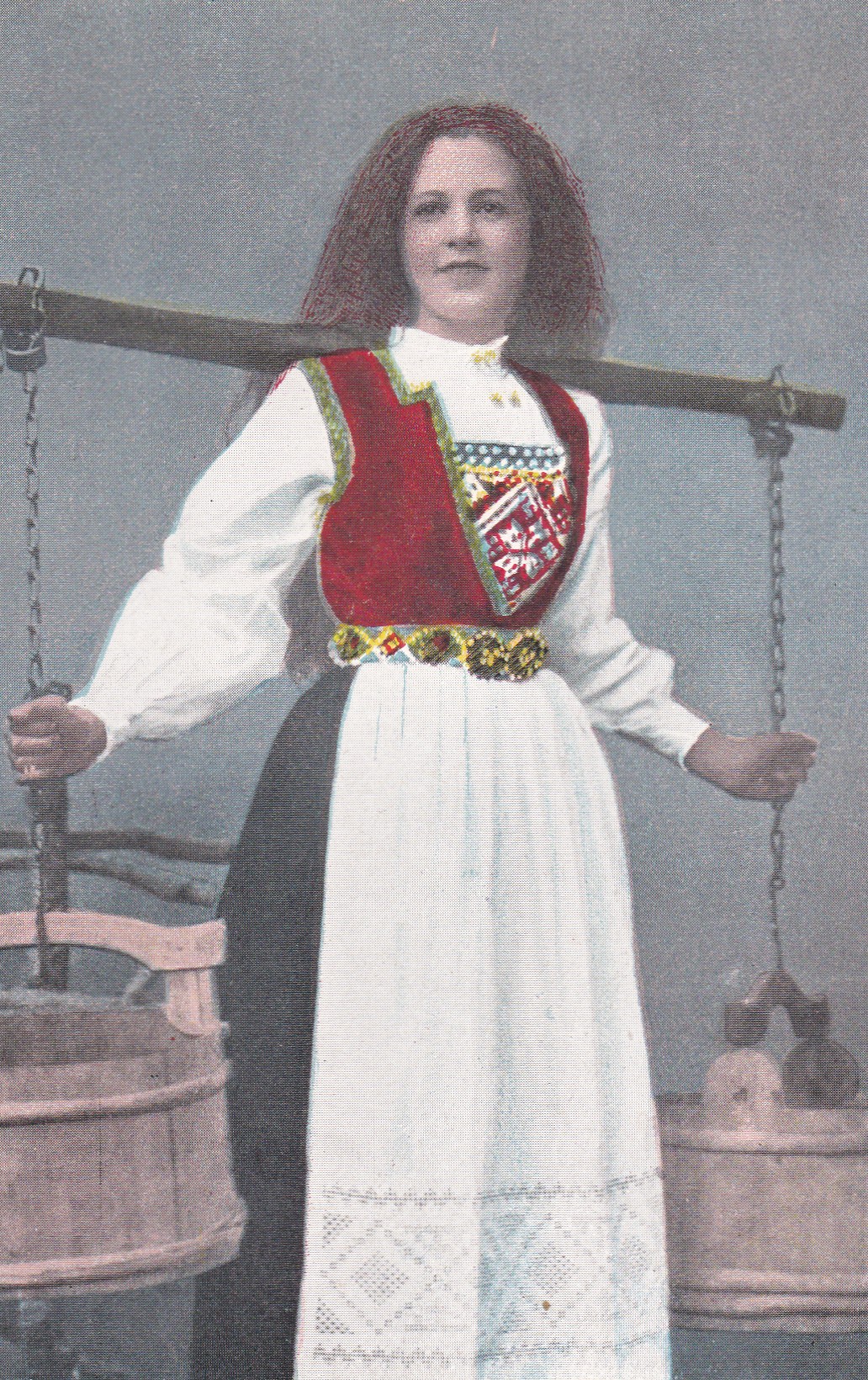 Jente i bunad med vassele ( Gudbrandsdalens Bokhandel)