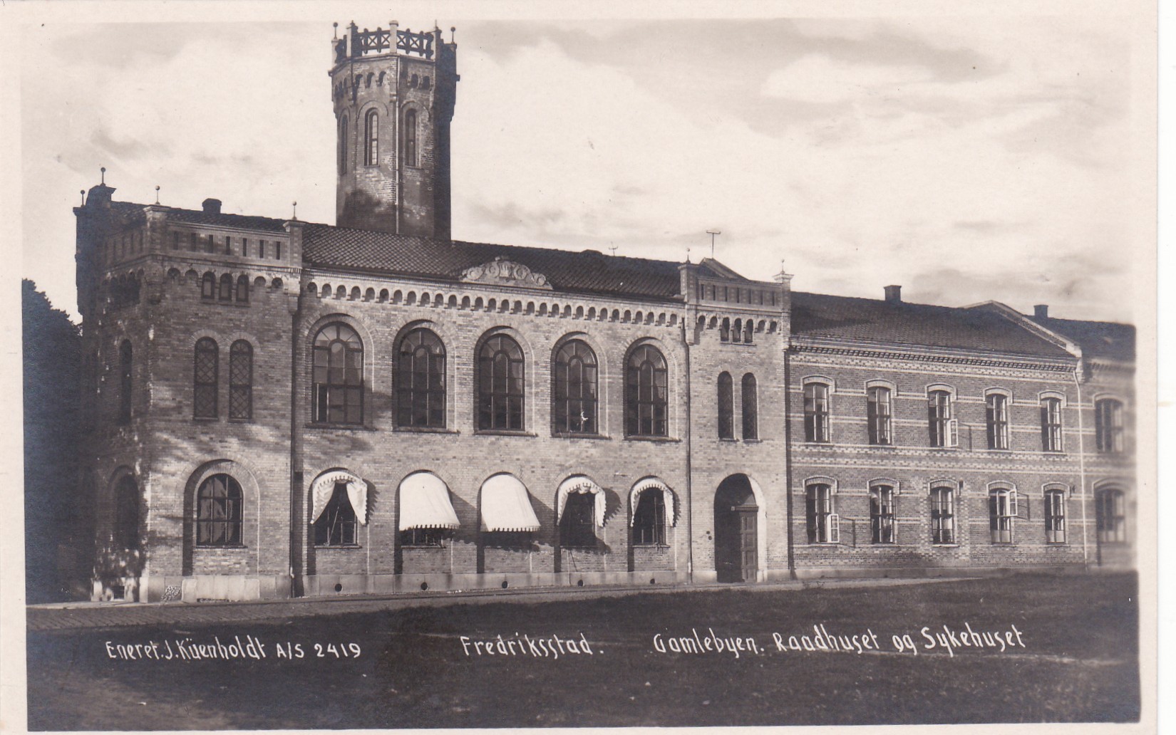 Fredriksstad. Gamlebyen. Raadhuset og Sykehuset ( Kuenholdt 2419)