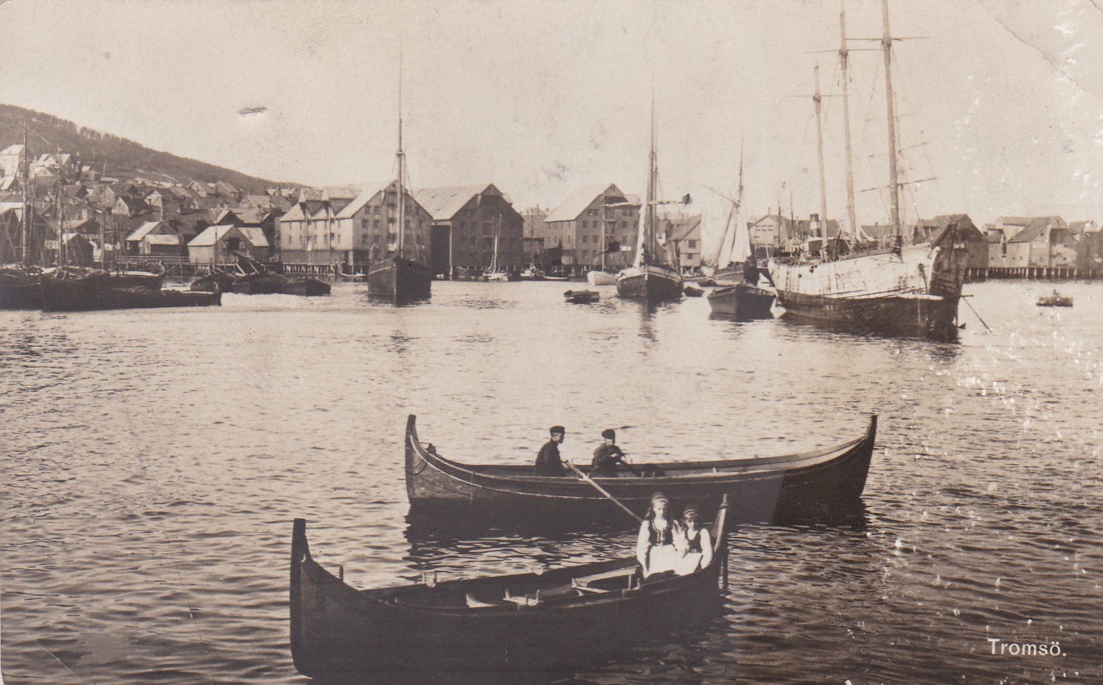 Tromsø. Havnen med robåter ( Hobbing & Co )