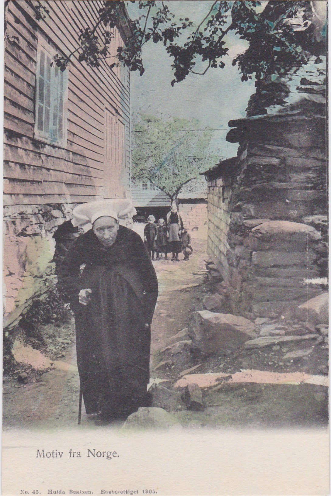 Gammel krokrygget kvinne med barneflokk i bakgrunnen-Ener. 1905 Hulda Bentzen-Ubrukt-Enerett Hulda Bentzen 1905
