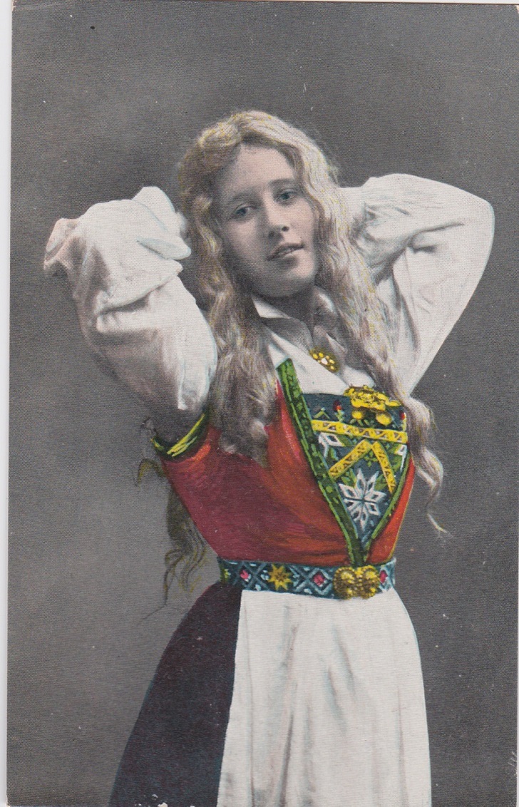Ung lyshåret ung kvinne med fletter i Hardangerbunad-Ubrukt-Ener Norsk Julekortselskap no 1411