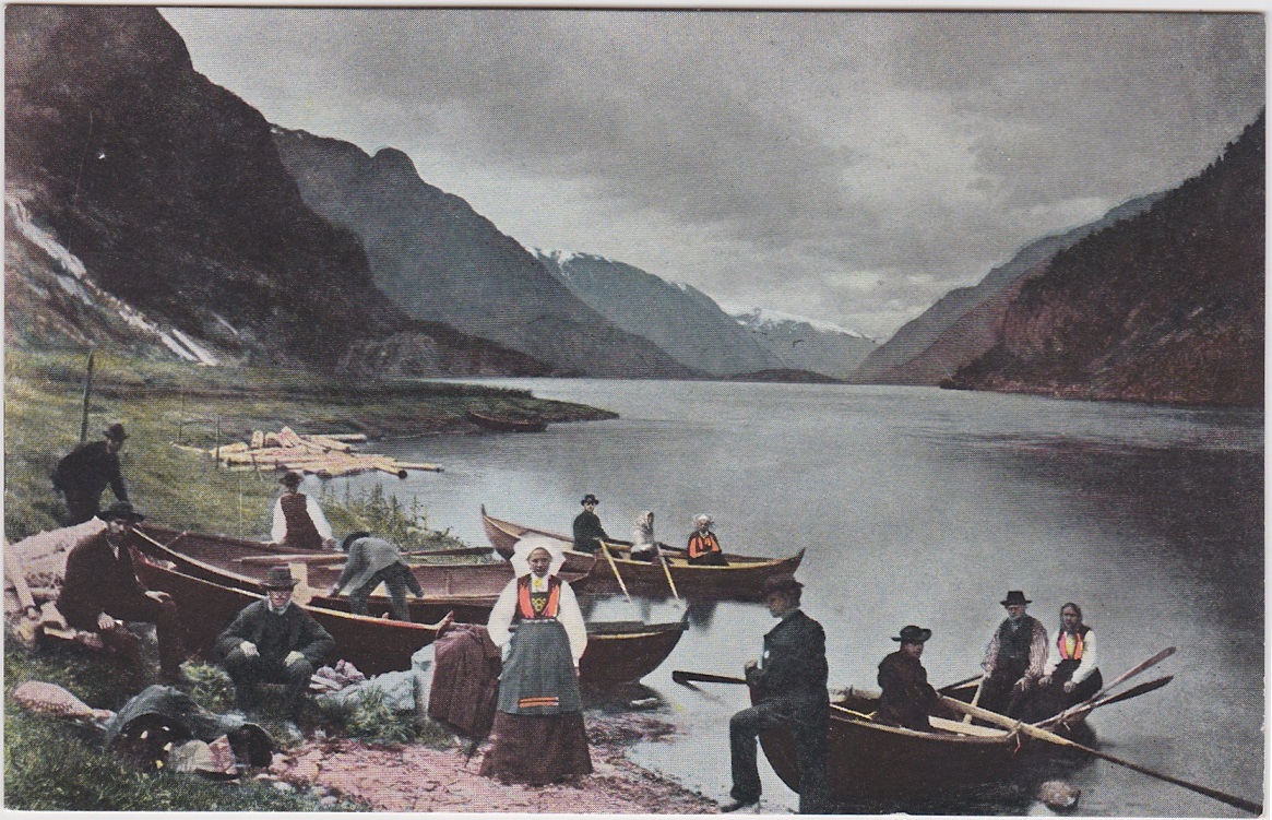 Hjemkomst fra kirken i robåter i Hardanger-Ubrukt-Ener. Abel