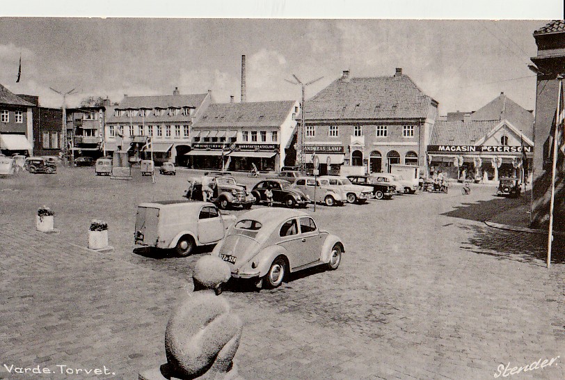 ( 01 ) VARDE TORVET MED MANGE BILER 1959