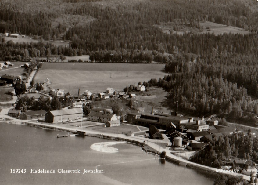 (  57 ) HADELANDS GLASSVERK  PÅ  JEVNAKER  CA  1968