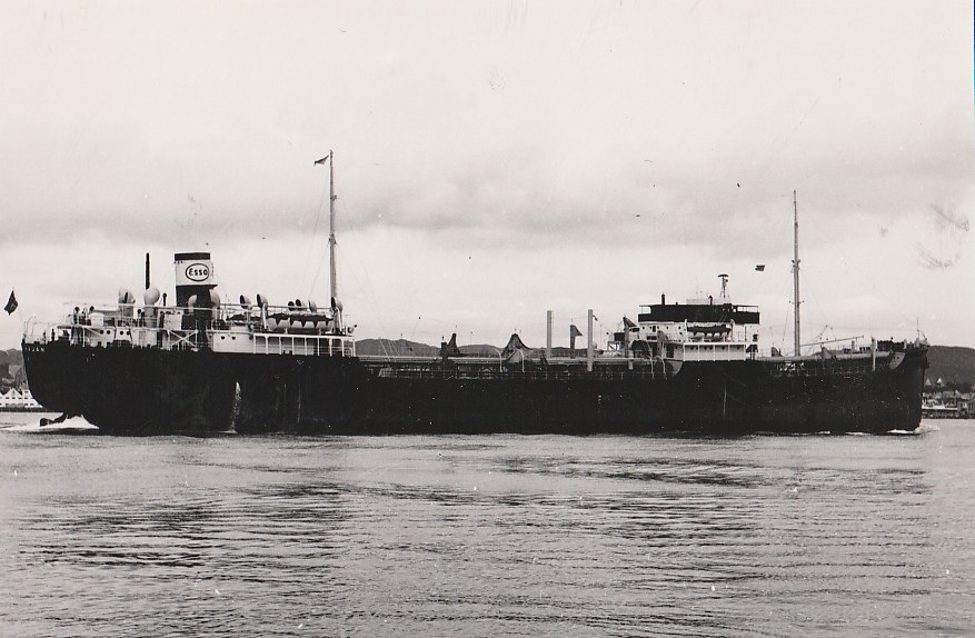 ( 109)  TANKSKIP   FRA  REDERI  ESSO ( Foto  i  postkort  format)