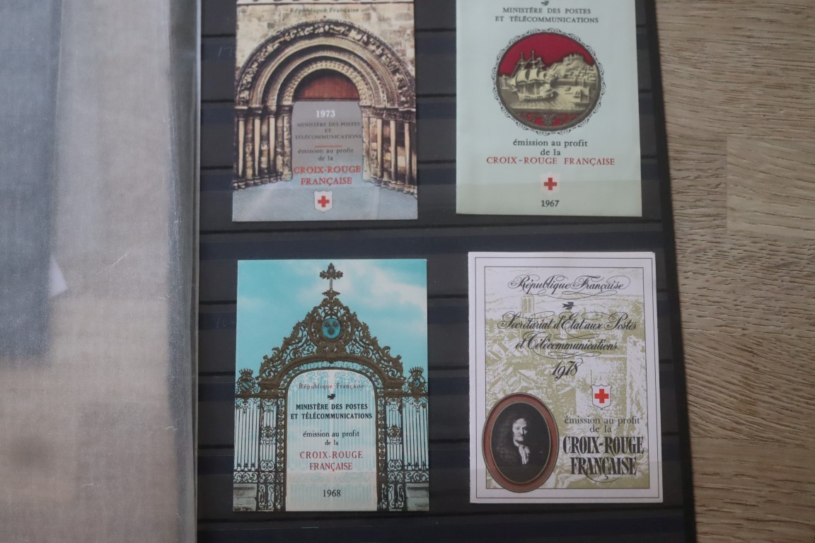 Godt lot postfriske frimærkehæfter - Croix Rouge