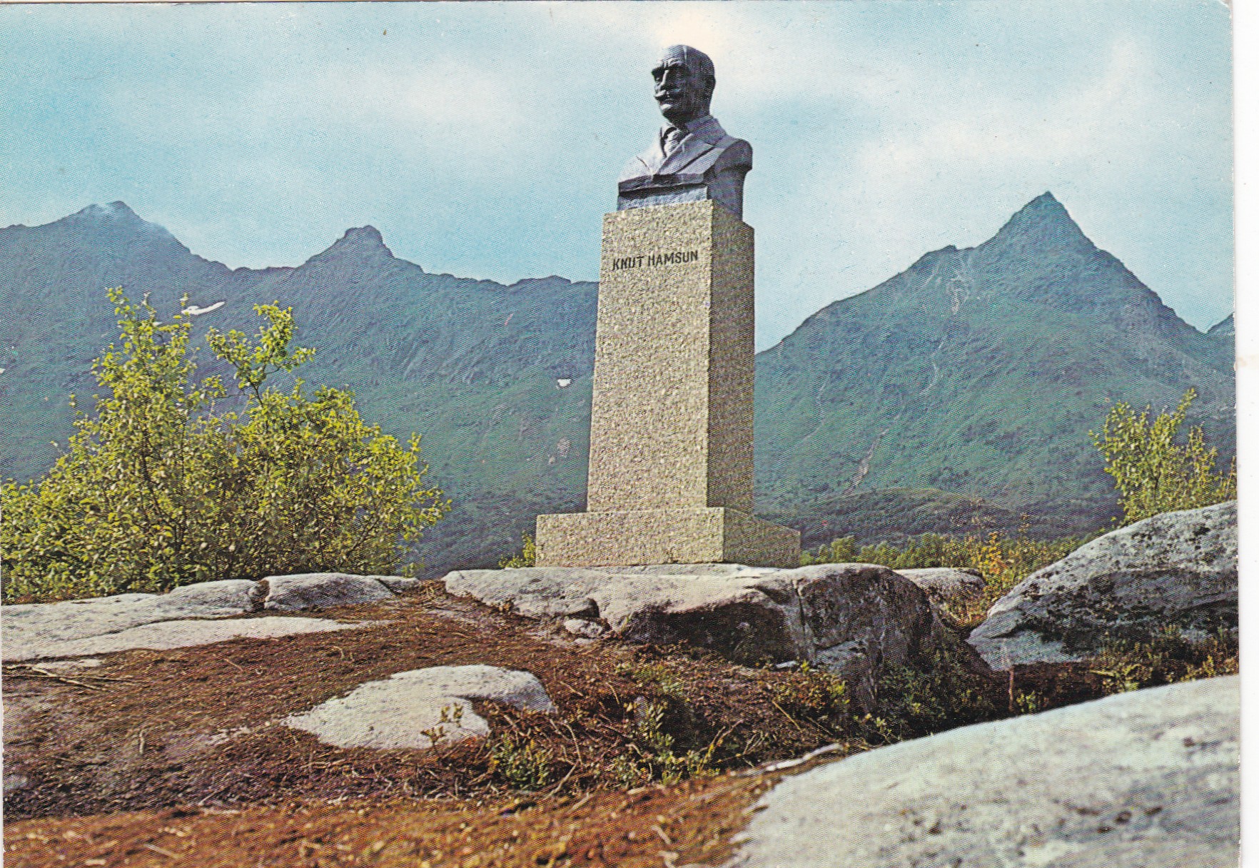 Hamarøy, Knut Hamsun-monumentet ( Mittet 1790/28)