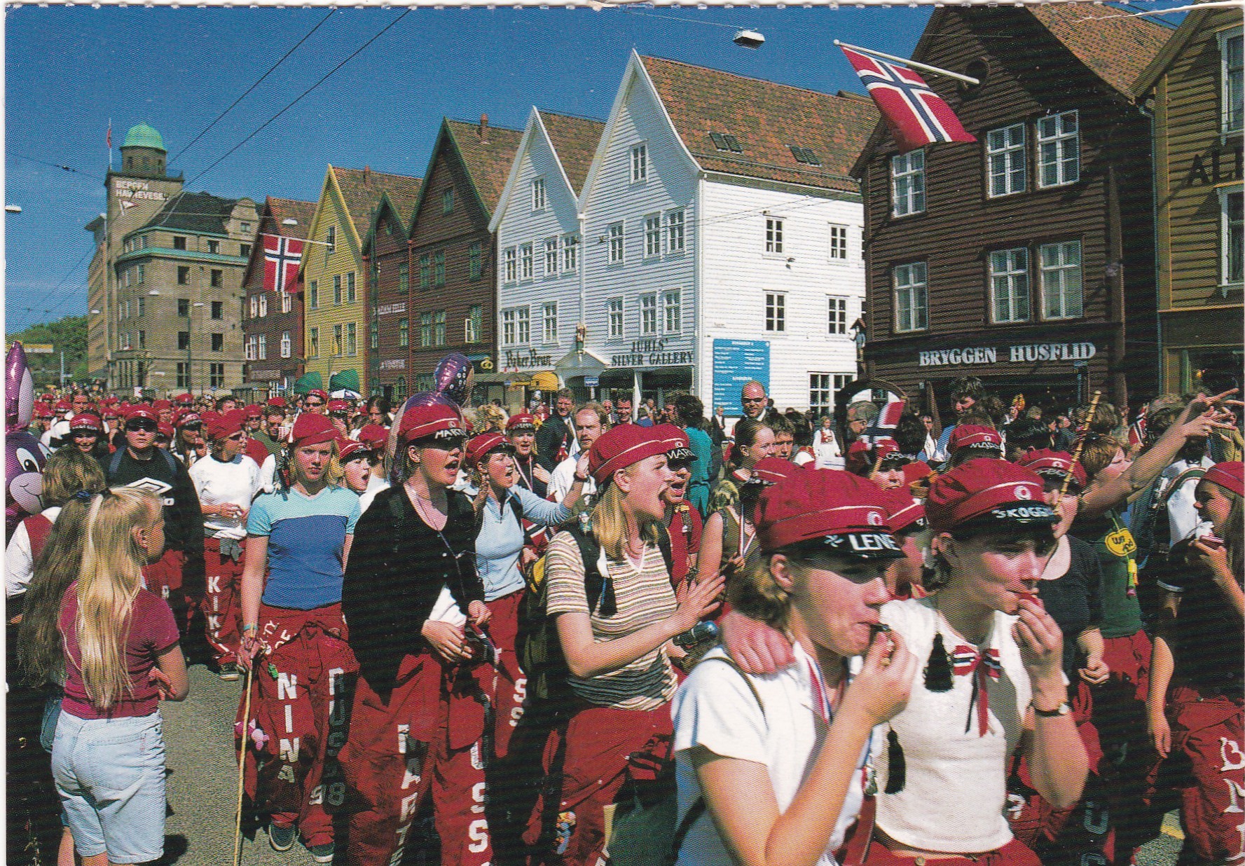 Bergen, Bryggen. 17de mai med russ ( Normann )
