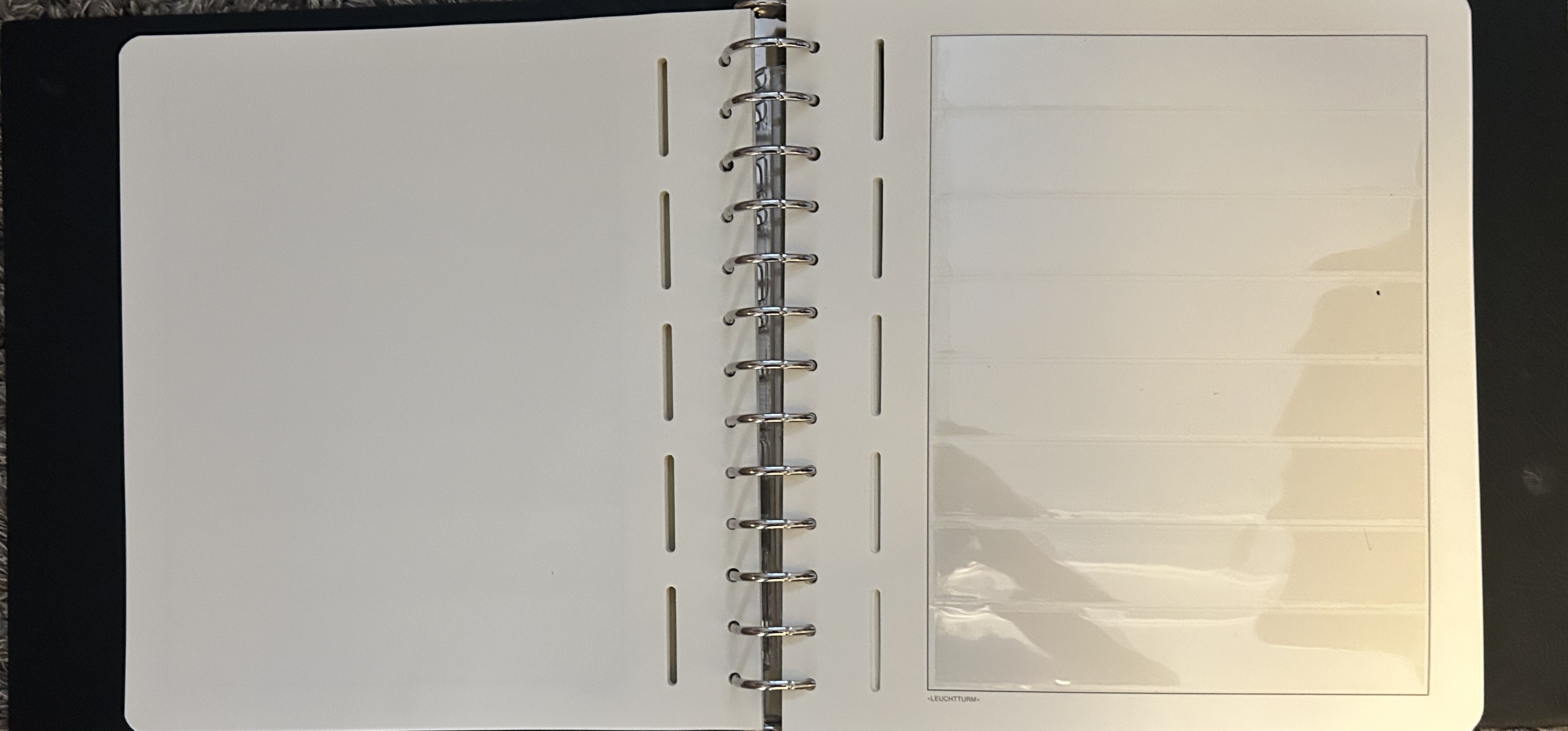 LEUCHTTURM ALBUM MED BLANKE ARK MED STRIPER(60 SIDER)