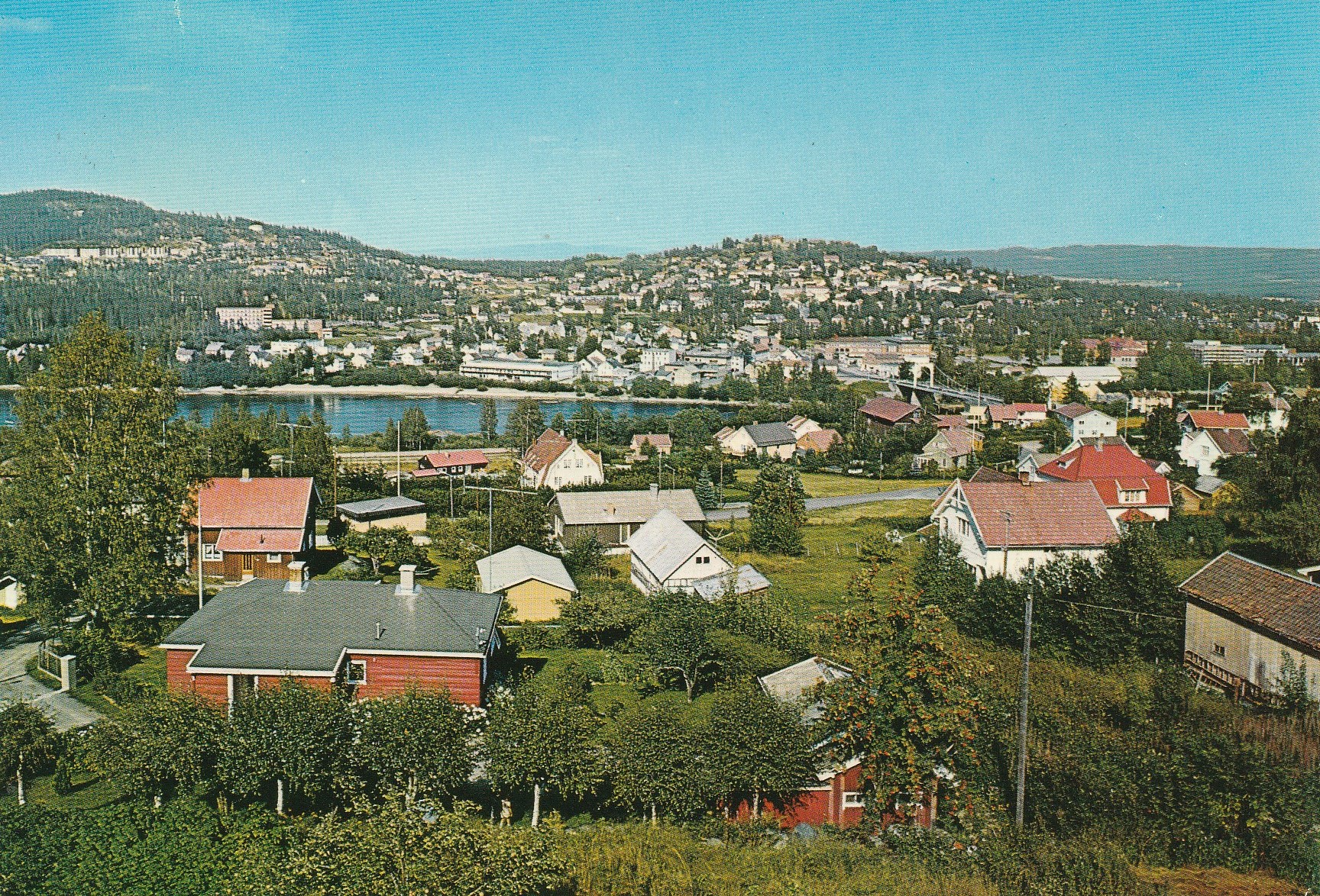 Eldre kort fra Kongsvinger .  Utsikt over byen med Glomma . Aune F-5476-2  Pstg