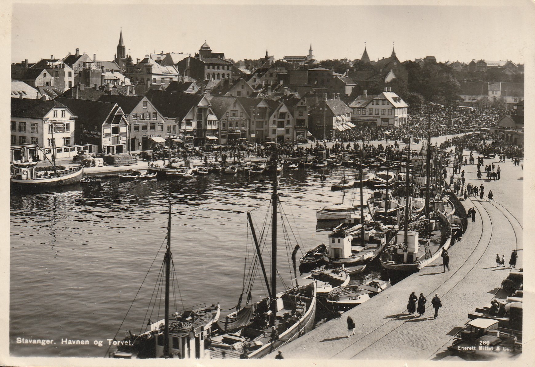 Eldre kort fra Stavanger . Havnen og Torvet . Mittet 260 Pstg
