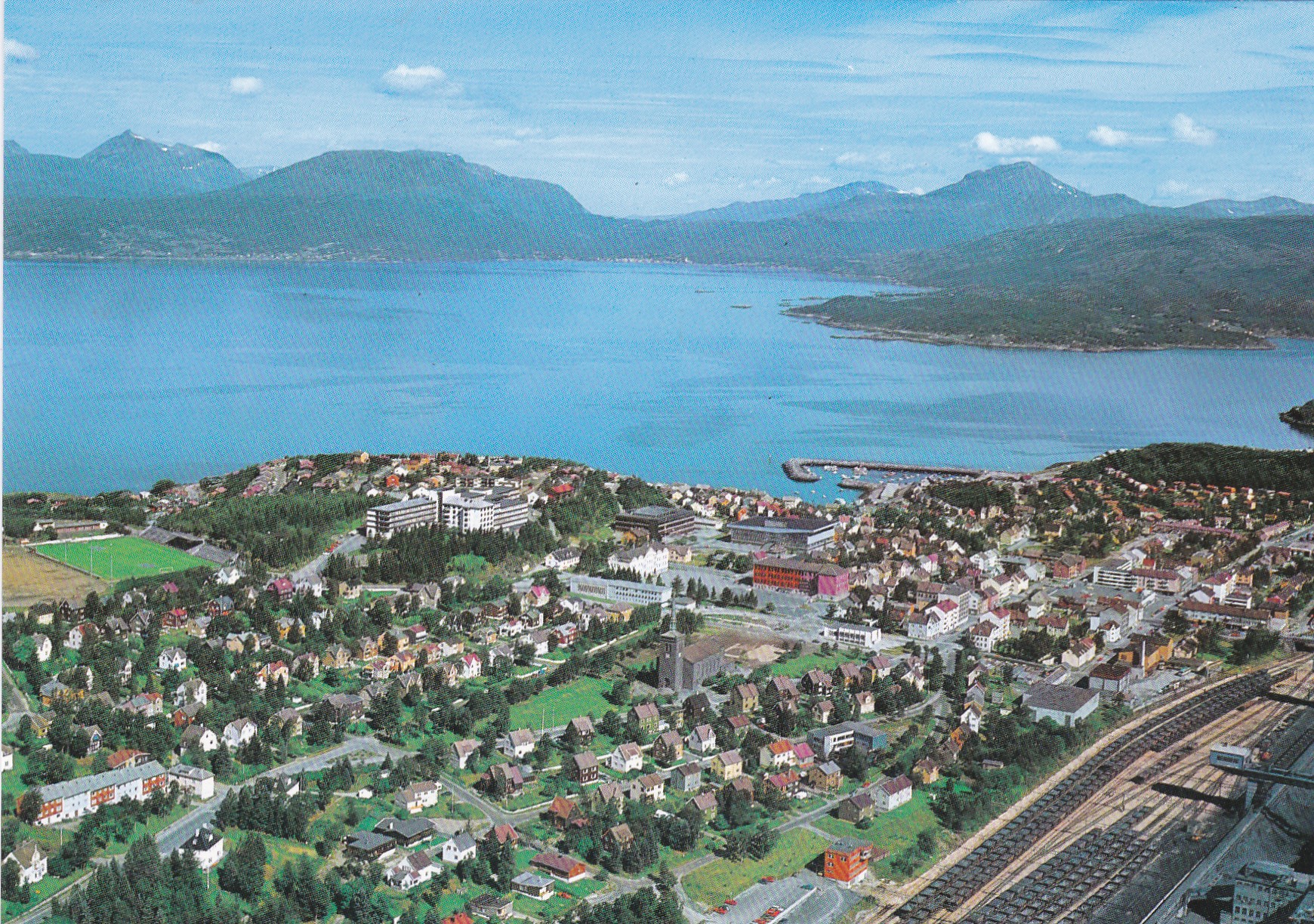 Narvik. Byen med kirken sett fra fly. Aune F-9218-9