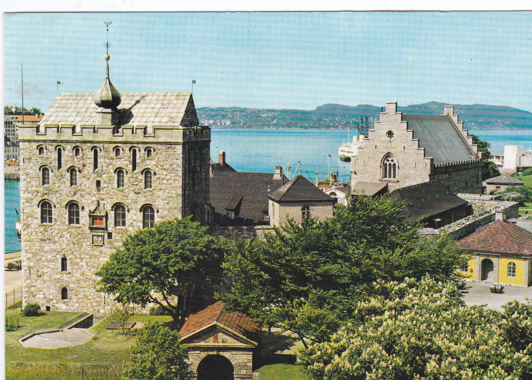 Bergen. Rosenkranz Tårn og Håkonshallen. Mittet M-2300/47