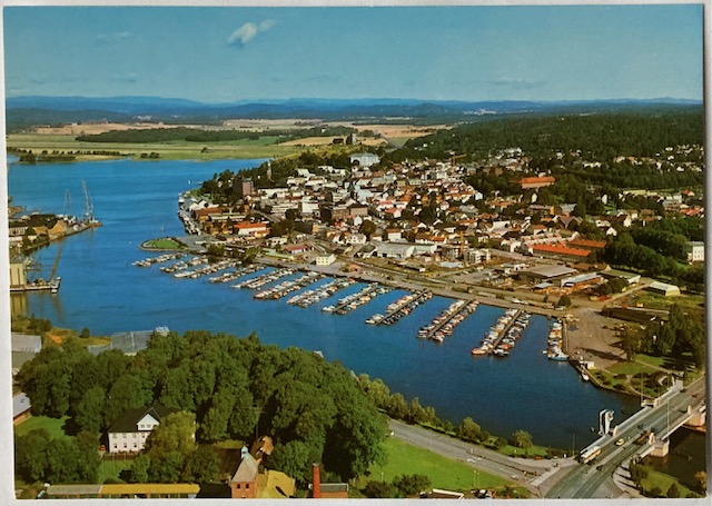 TØNSBERG  Byfjorden og småbåthavna Buss på brua