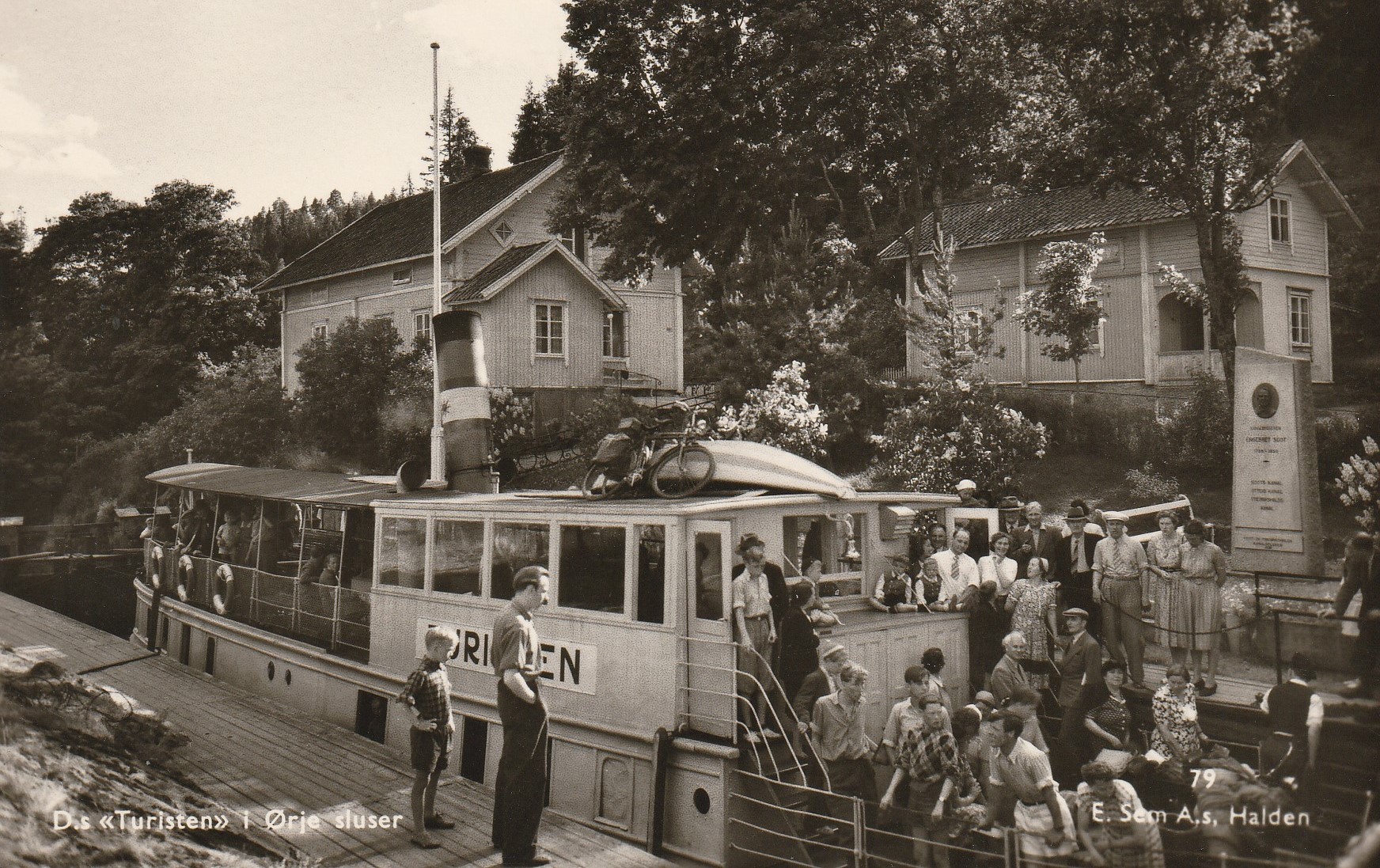 Eldre kort : D.s "Turisten" i Ørje sluser . Sem 79 SKADET