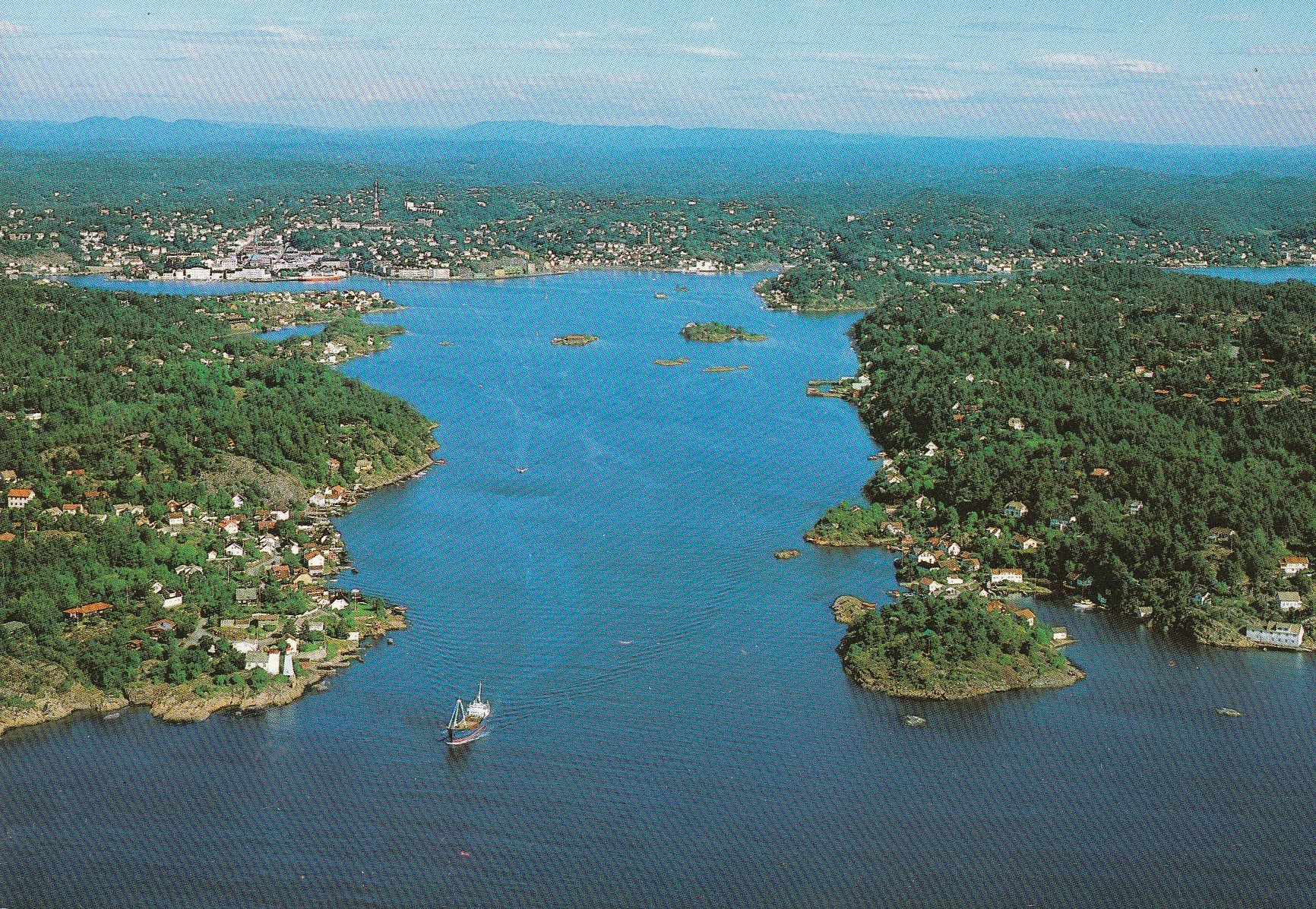 Arendal .  Fjorden mellom Sandvigen og Revesand .  Aune F-9865-1