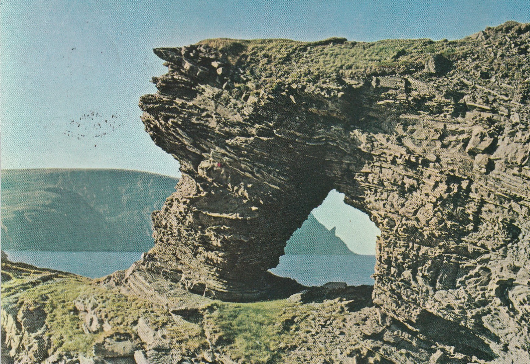 Eldre kort fra Nordkapp med Hornet sett gjennom Kirkeporten. Mittet 1485/30 Stmpl