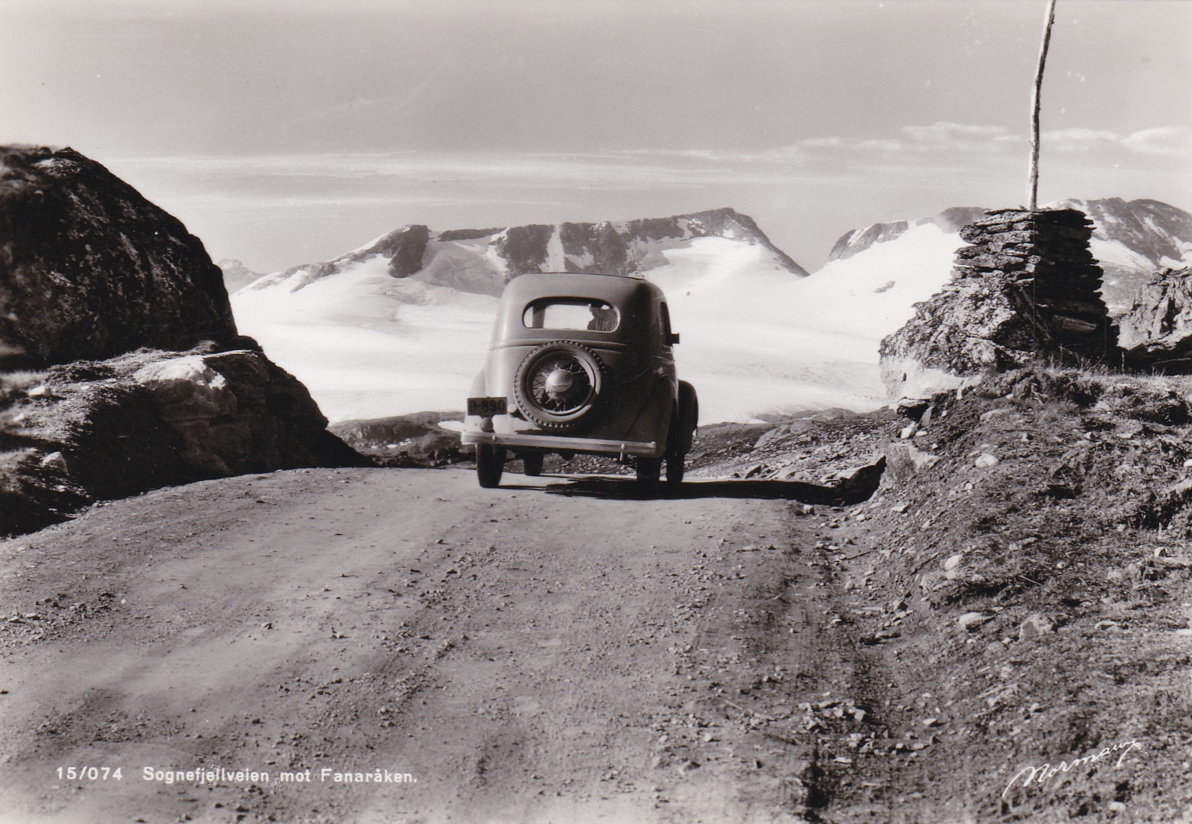 Bil passerer Sognefjellsveien mot Fanaråken ( Normann 15/074)