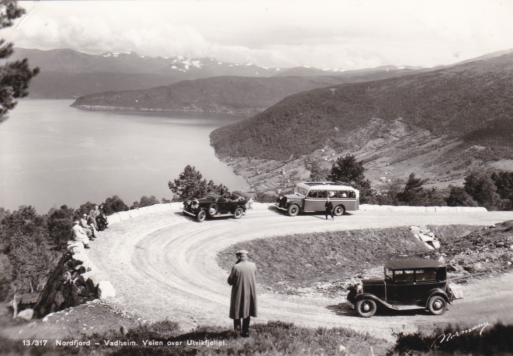 Nordfjord - Vadheim. Veien over Utviksfjellet. Biler ( Normann 13/317)