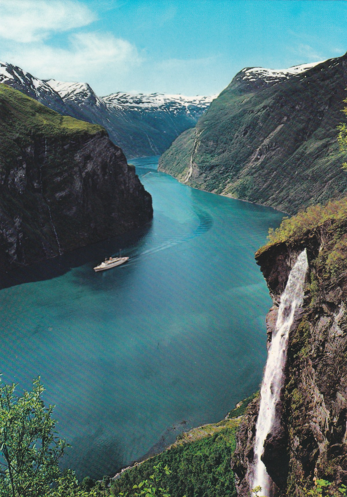 Geiranger. Utsikt over fjorden mot "De syv søstre". Aune F-3823-8