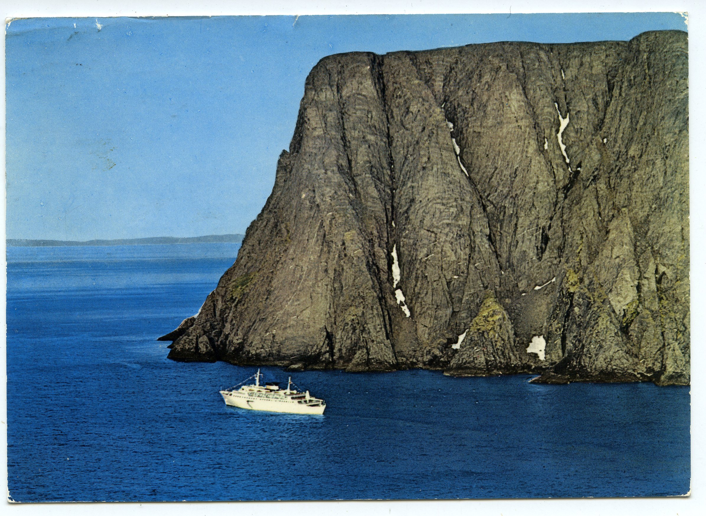 Turistbåt passerer Nordkapp.